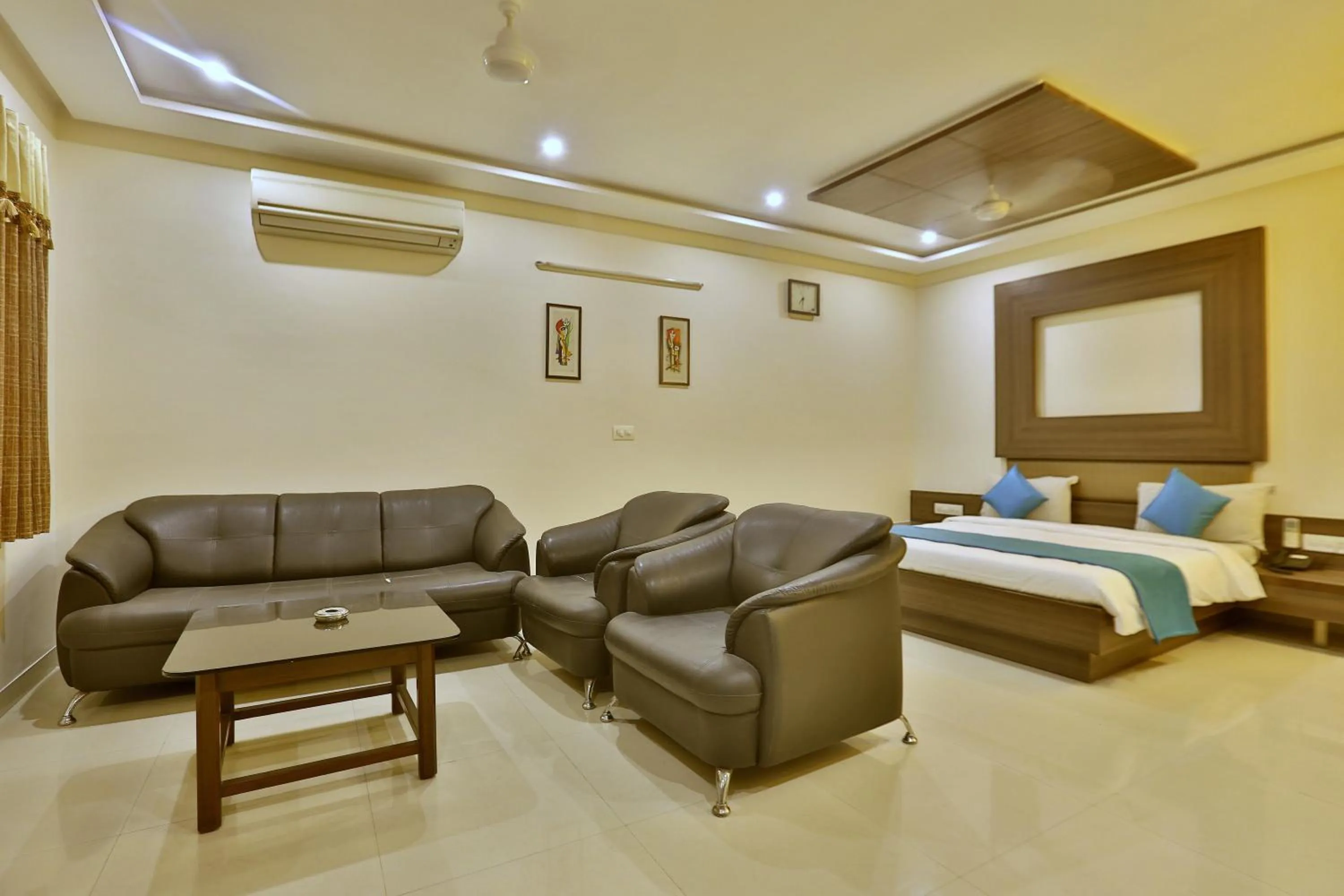 Seating area, Bed in Hotel Kamran Palace