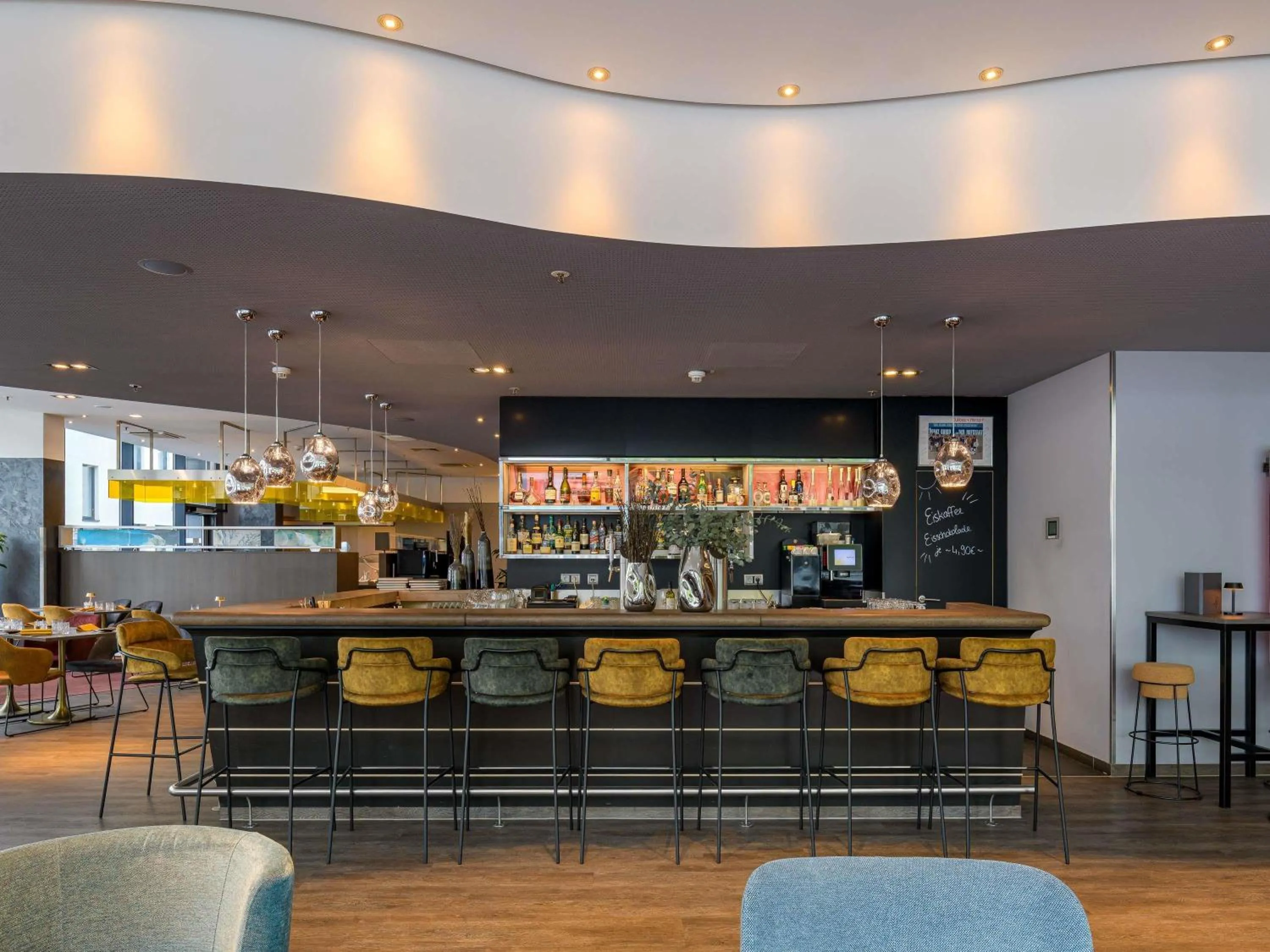 Lounge or bar in Novotel Aachen City
