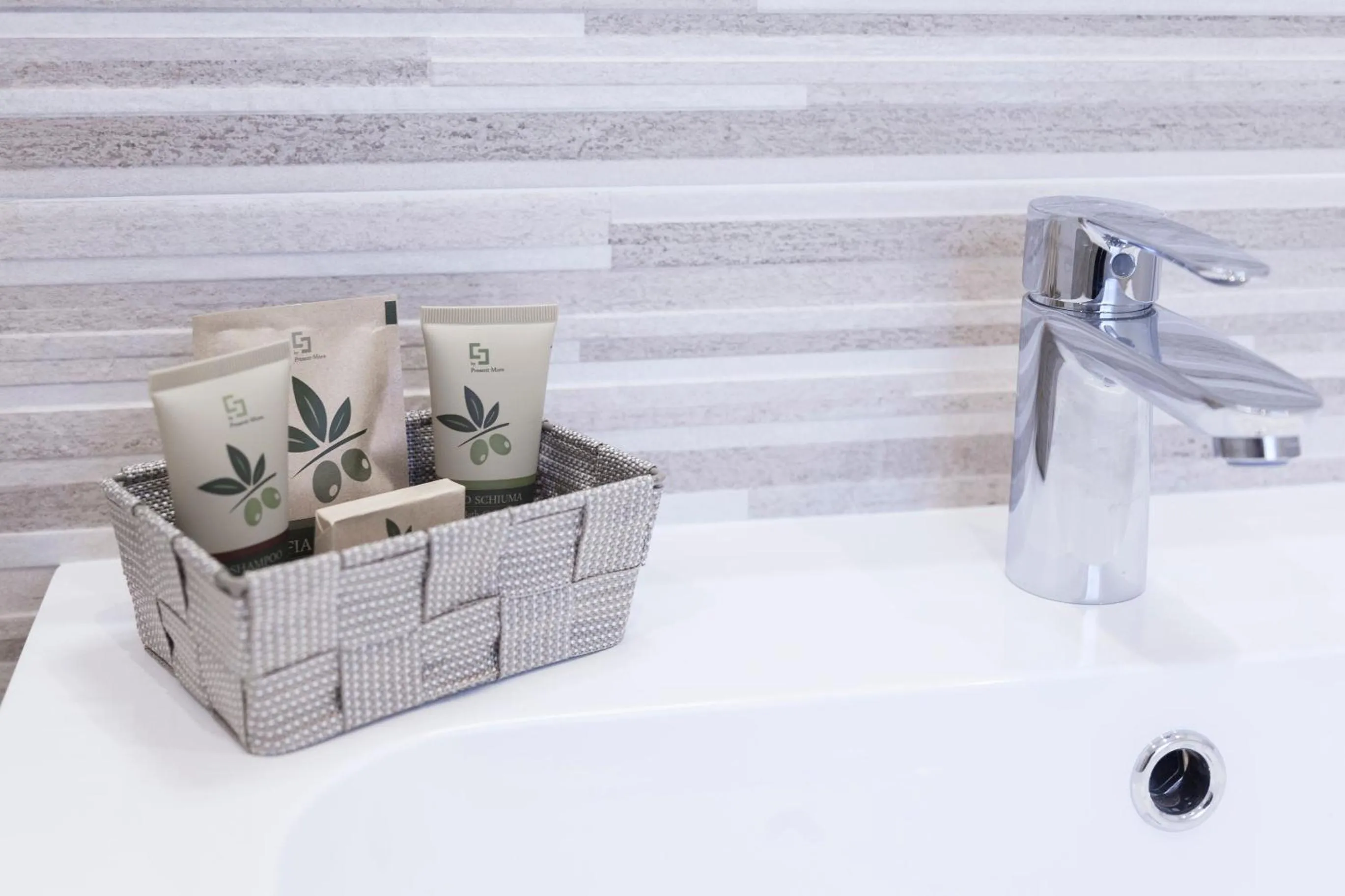 Bathroom in Miravallesuites