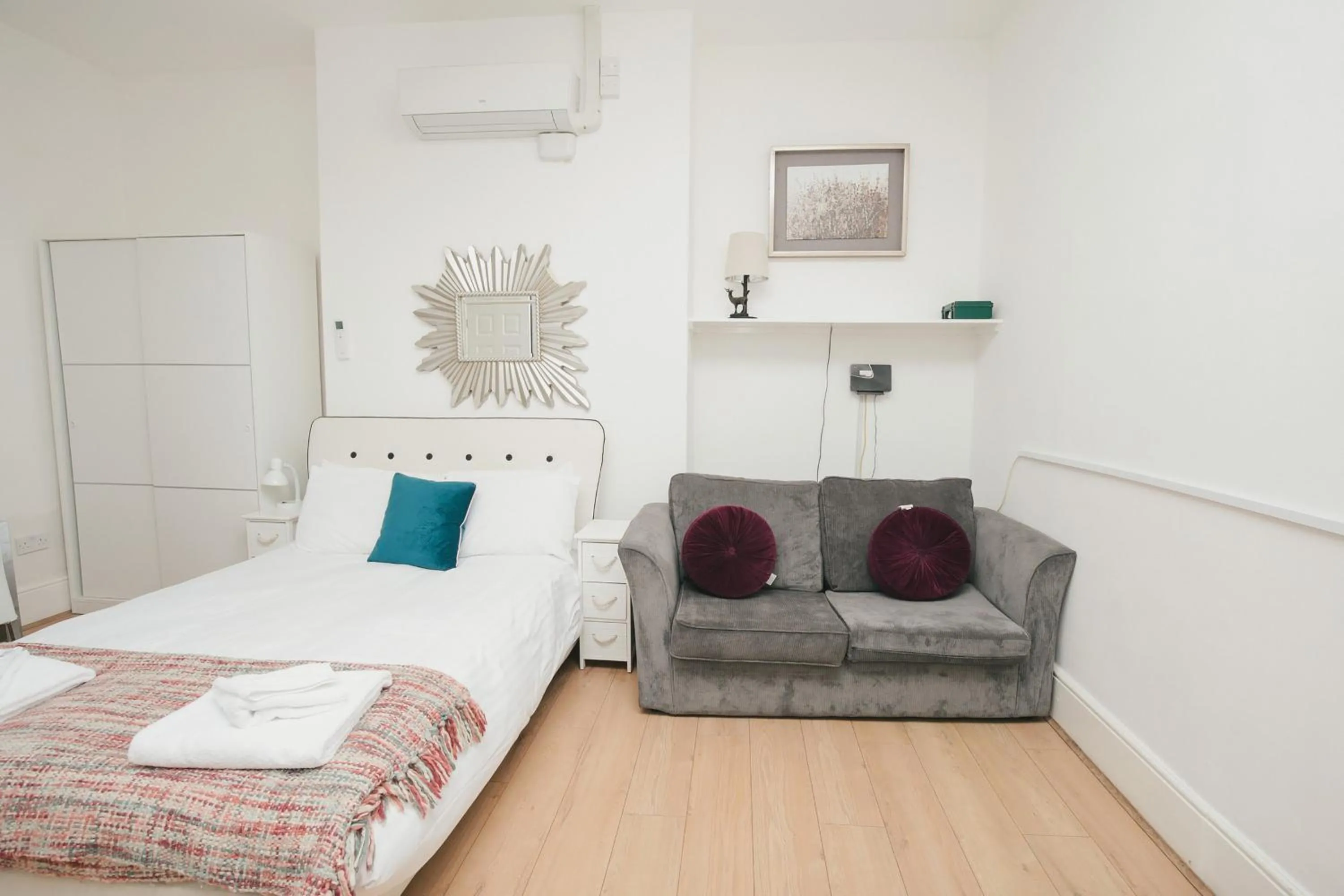 Seating area in Cambridge City Studios by Paymán Club