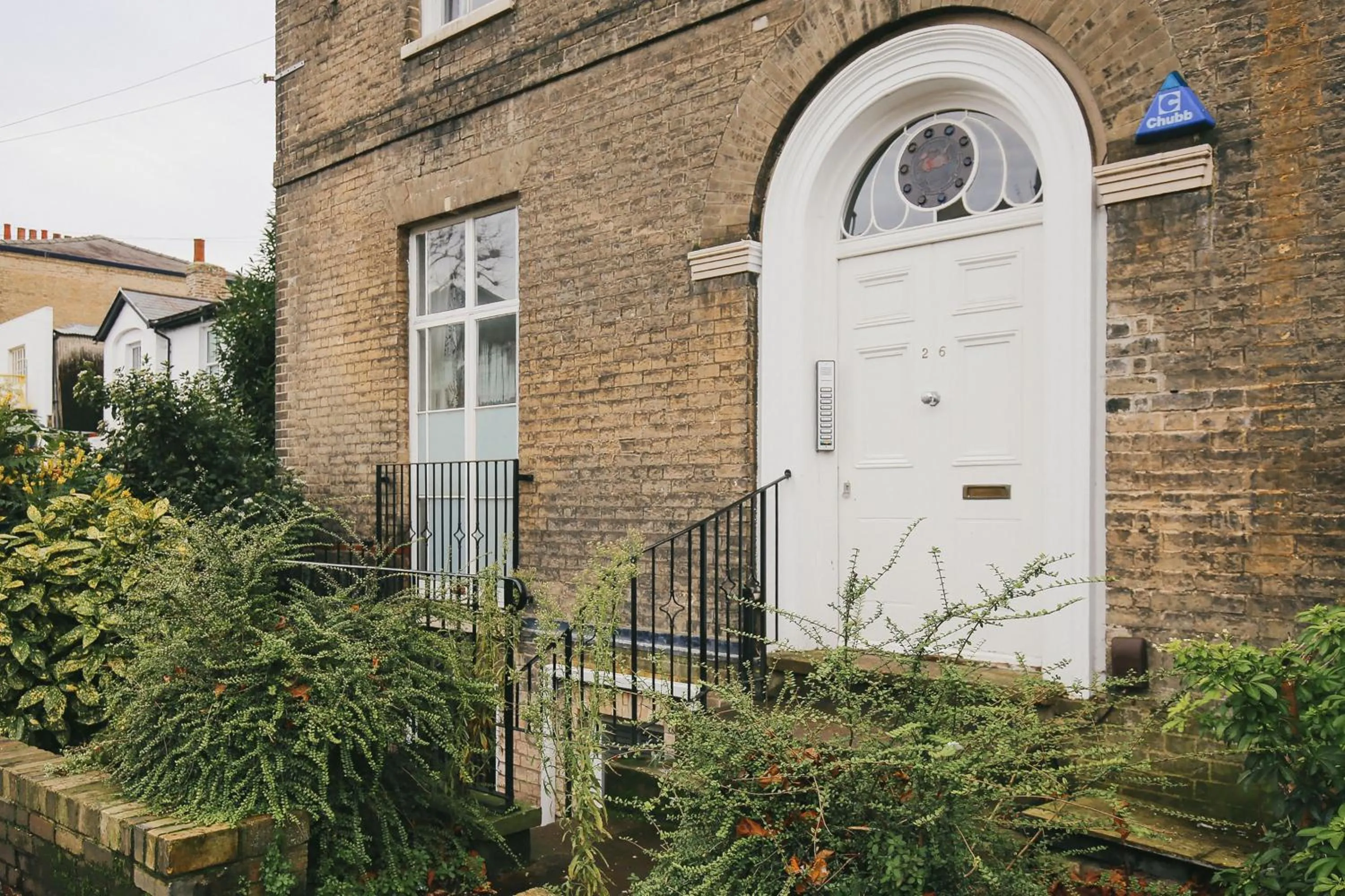 Facade/entrance in Cambridge City Studios by Paymán Club
