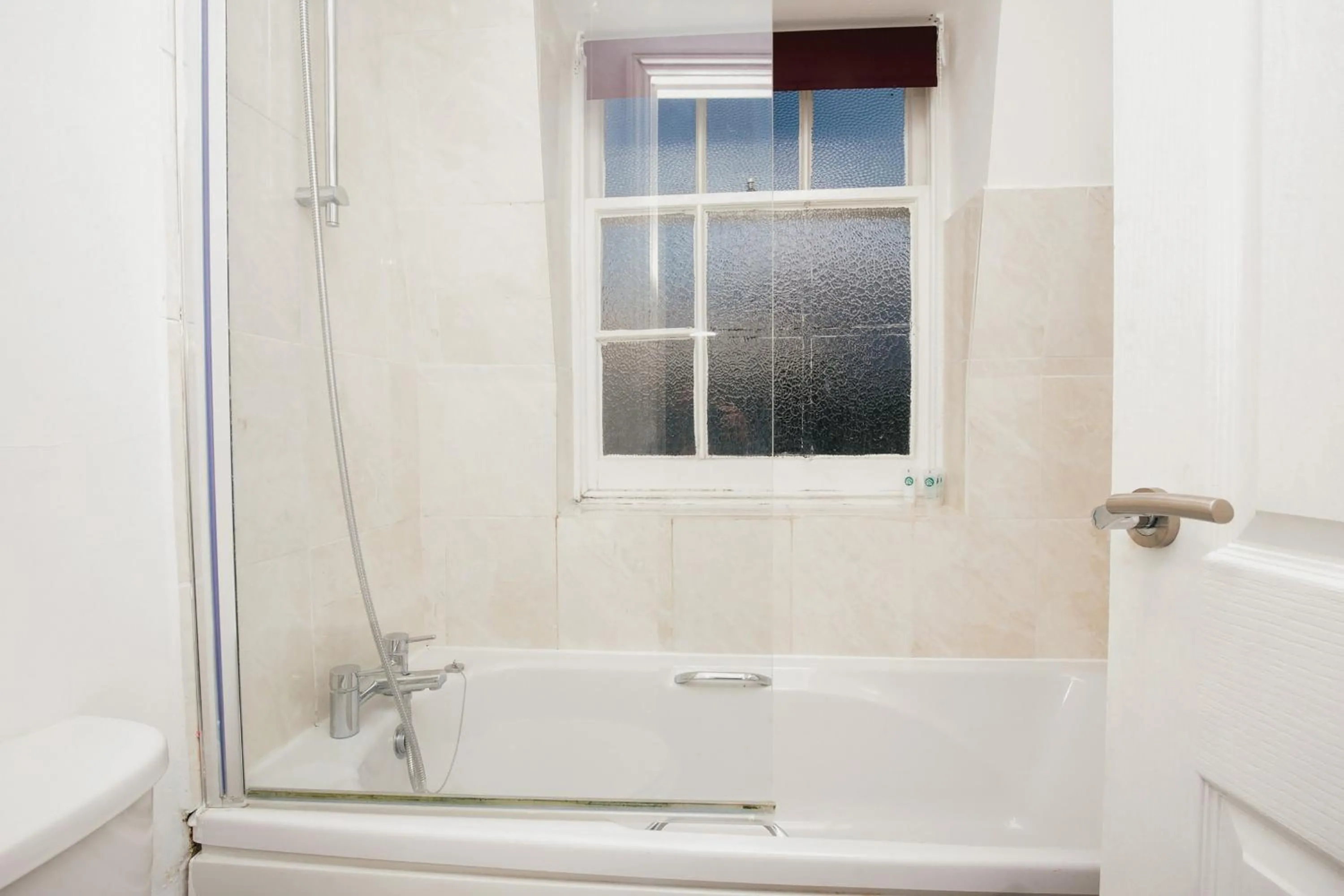 Bathroom in Cambridge City Studios by Paymán Club