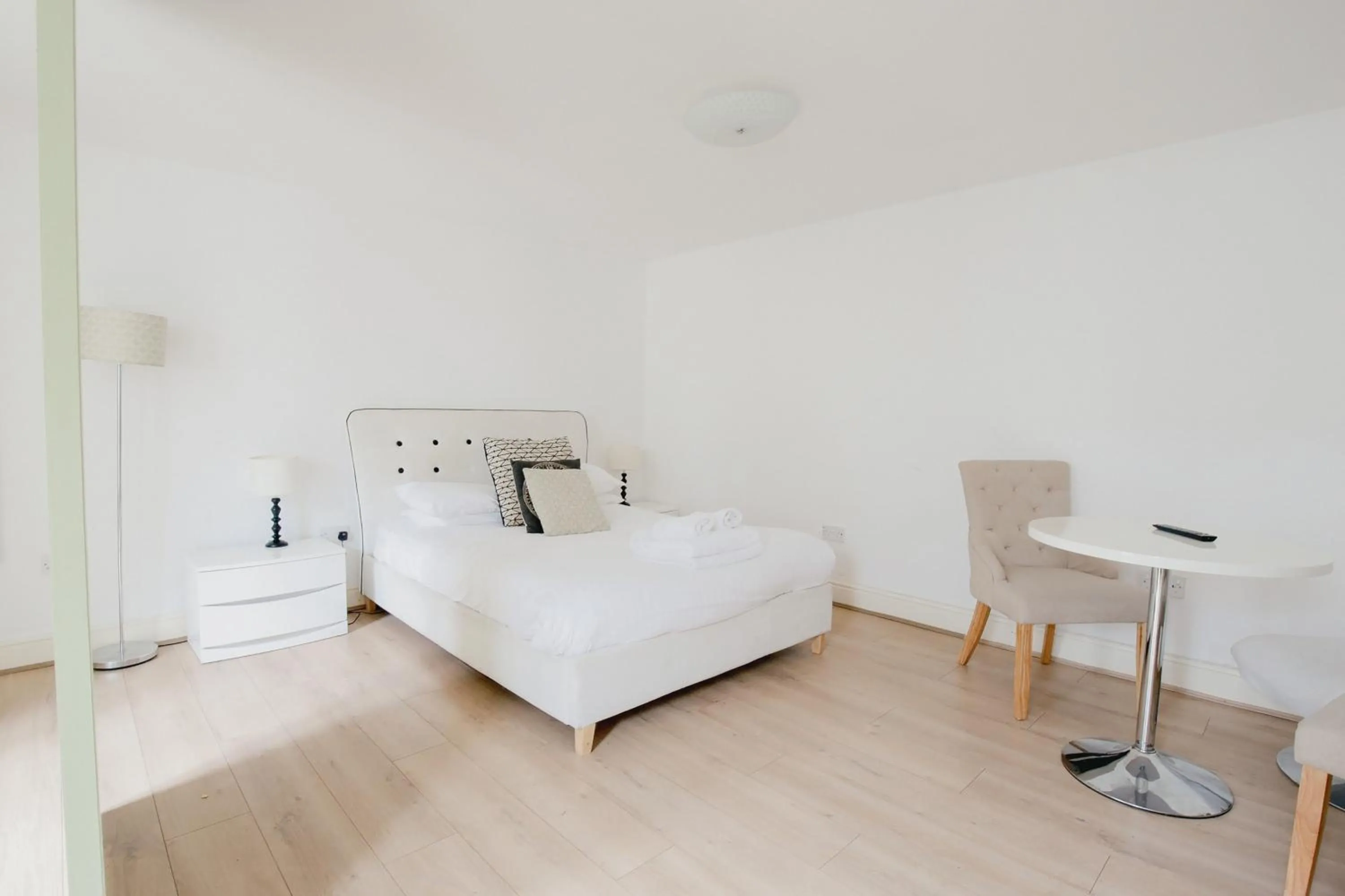 Bed in Cambridge City Studios by Paymán Club