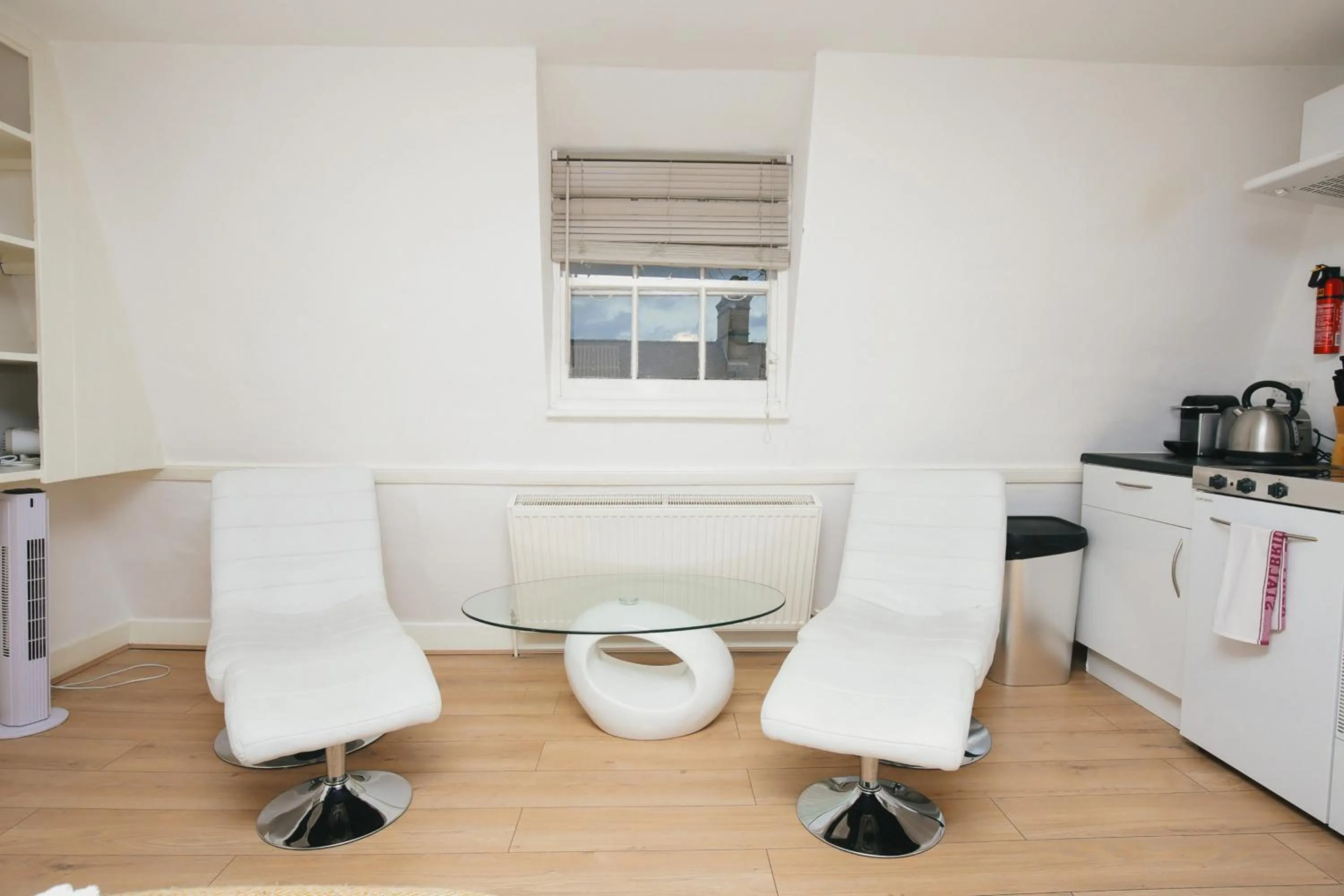 Seating area in Cambridge City Studios by Paymán Club