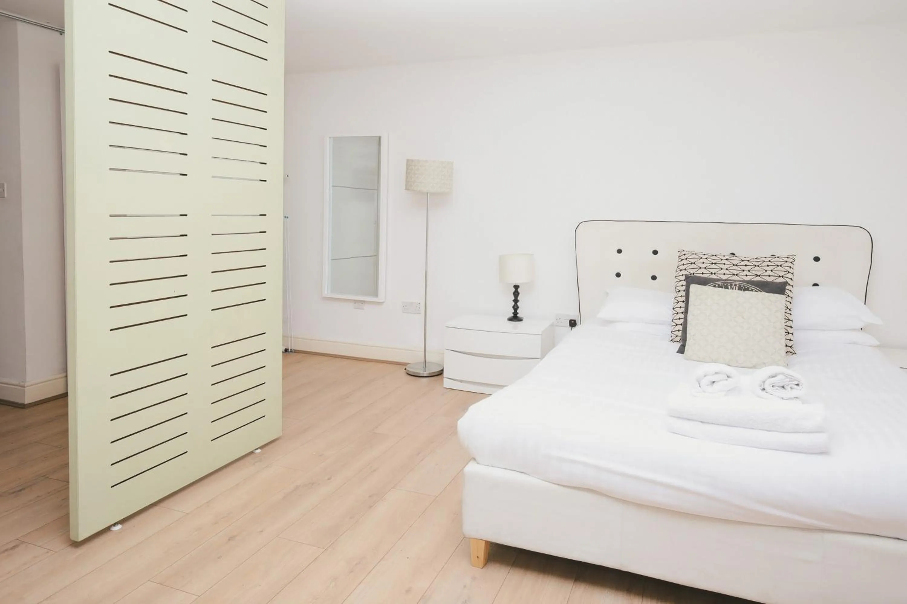 Bed in Cambridge City Studios by Paymán Club