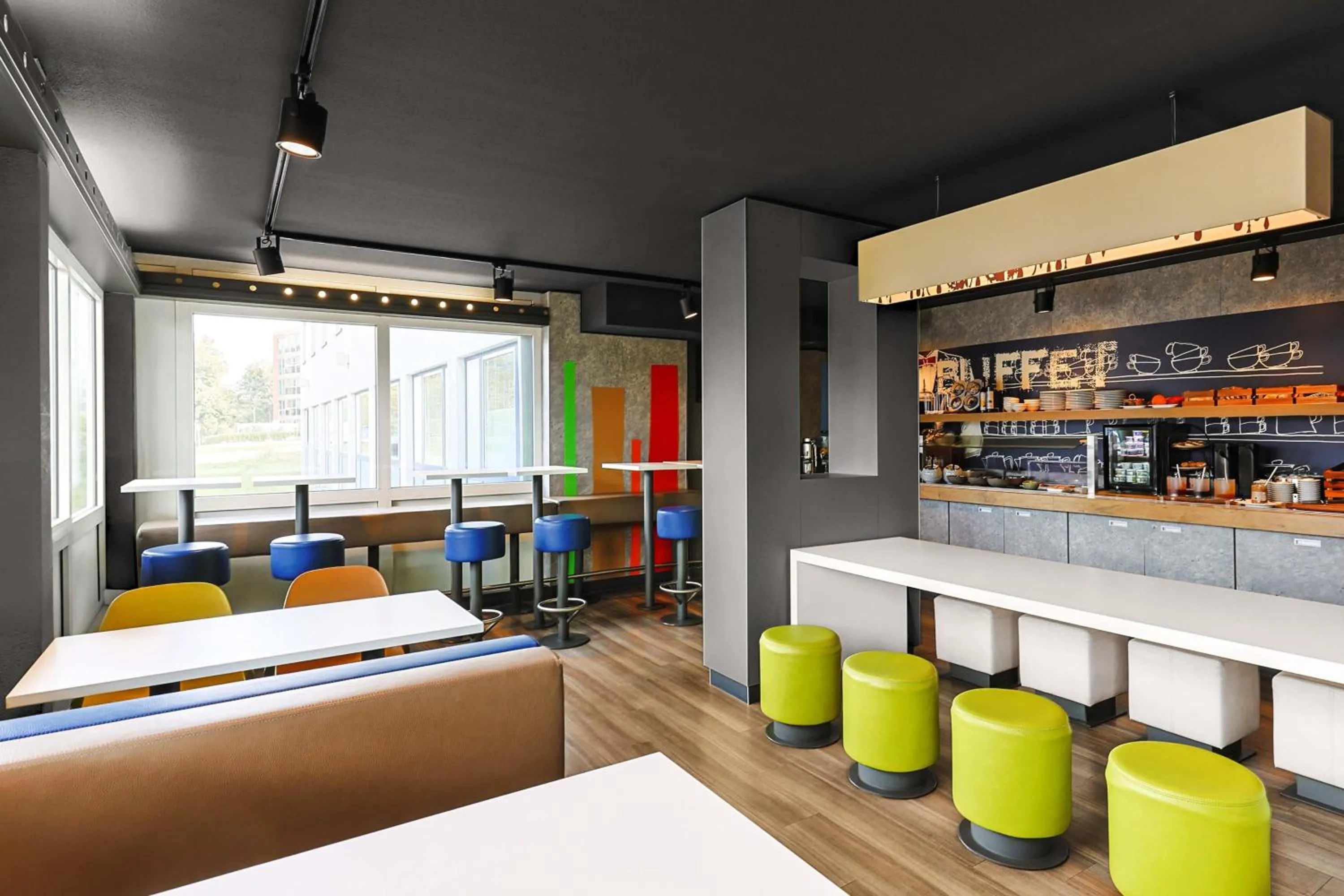 Lounge or bar in B&B Hotel Lübeck Berliner-Platz