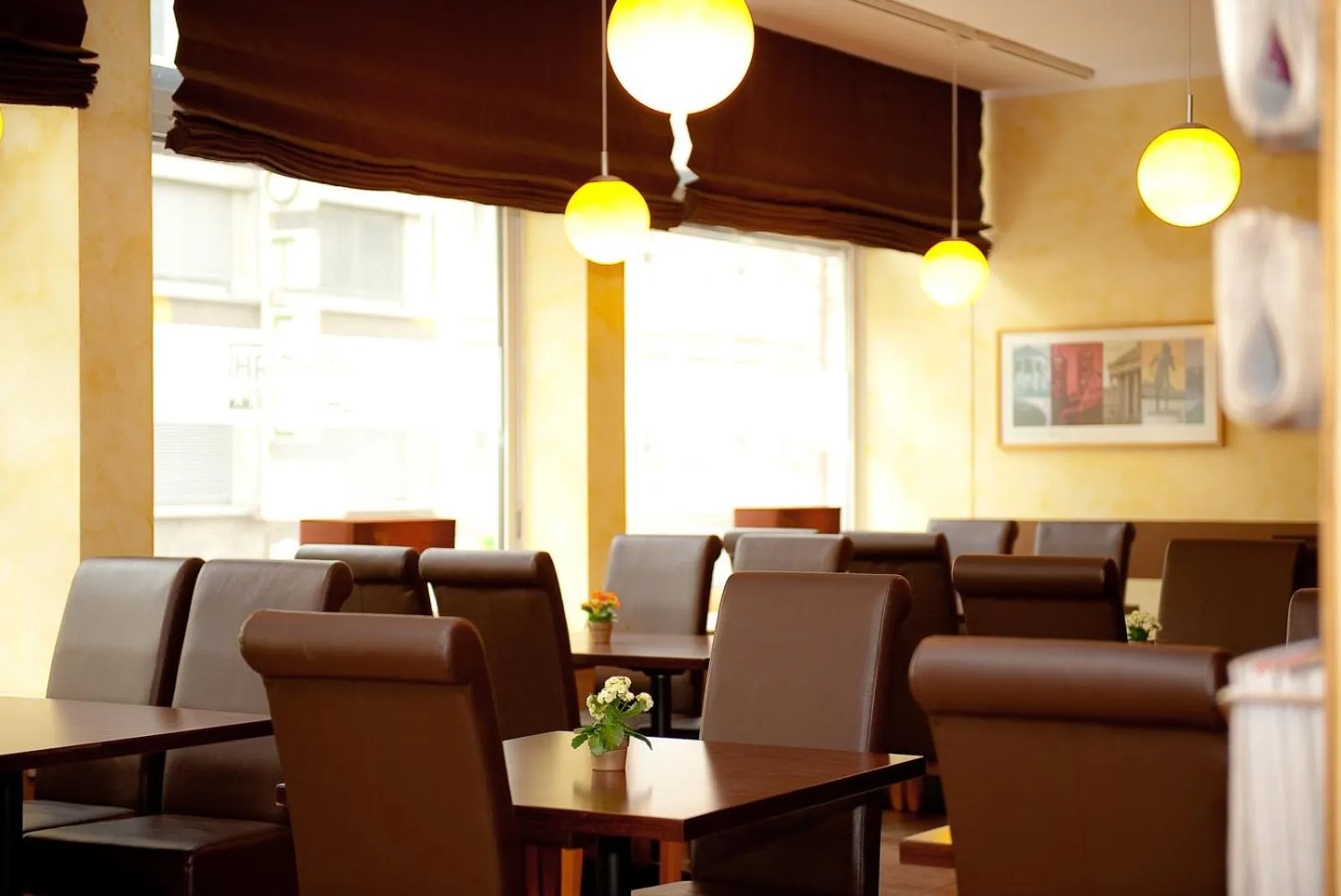 Restaurant/places to eat in Hotel Royal