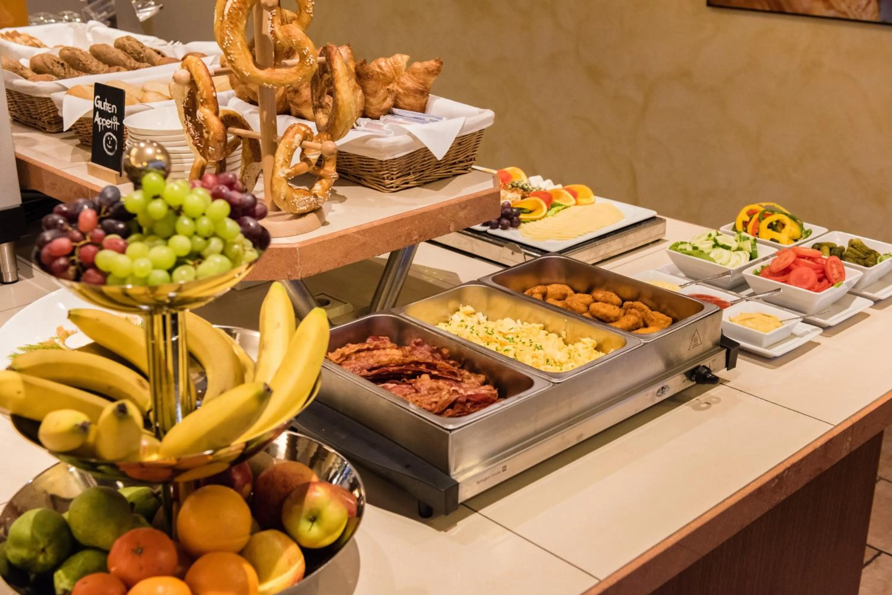 Restaurant/places to eat in Hotel Royal