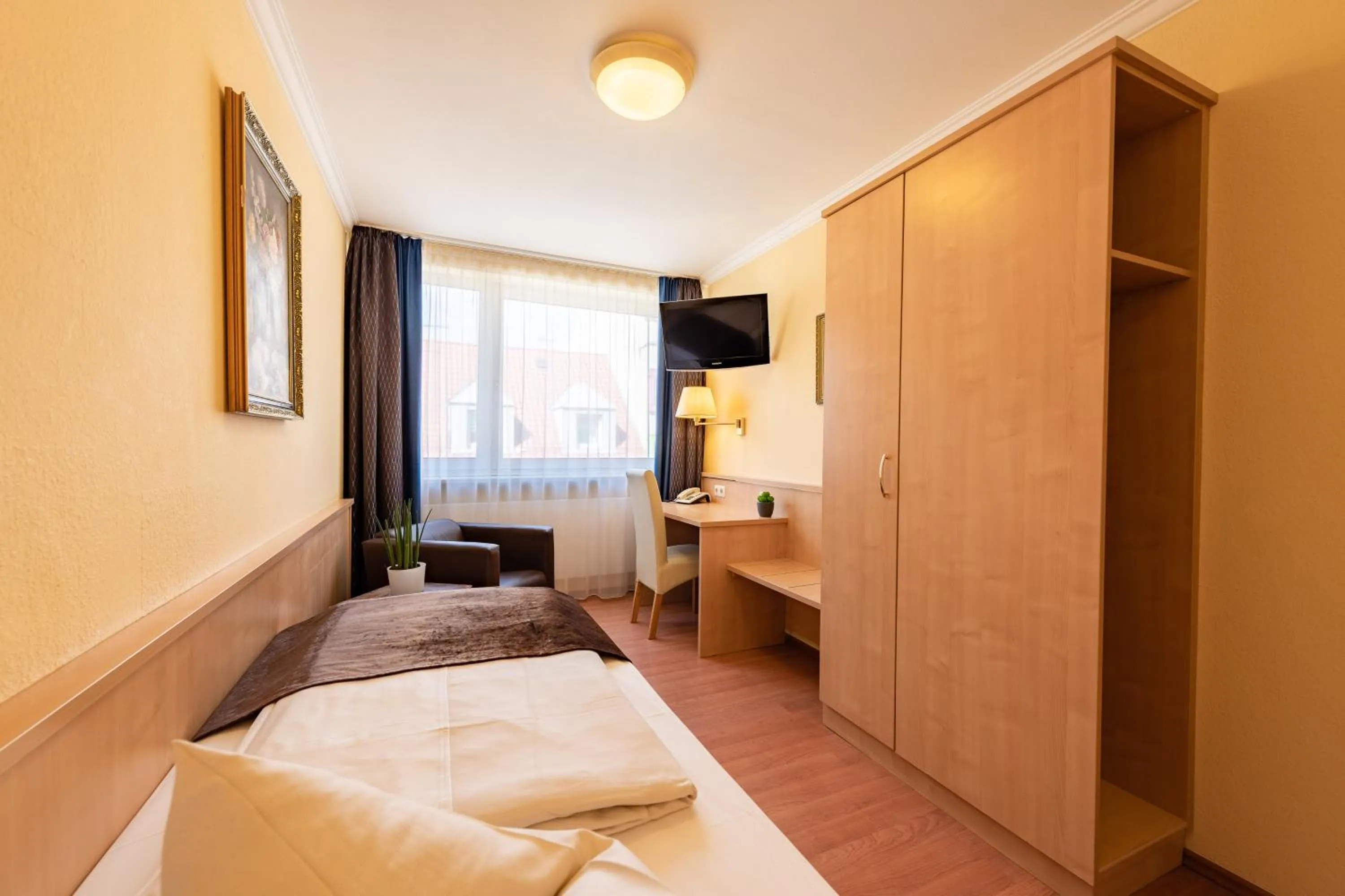 Photo of the whole room, Bed in Hotel Royal