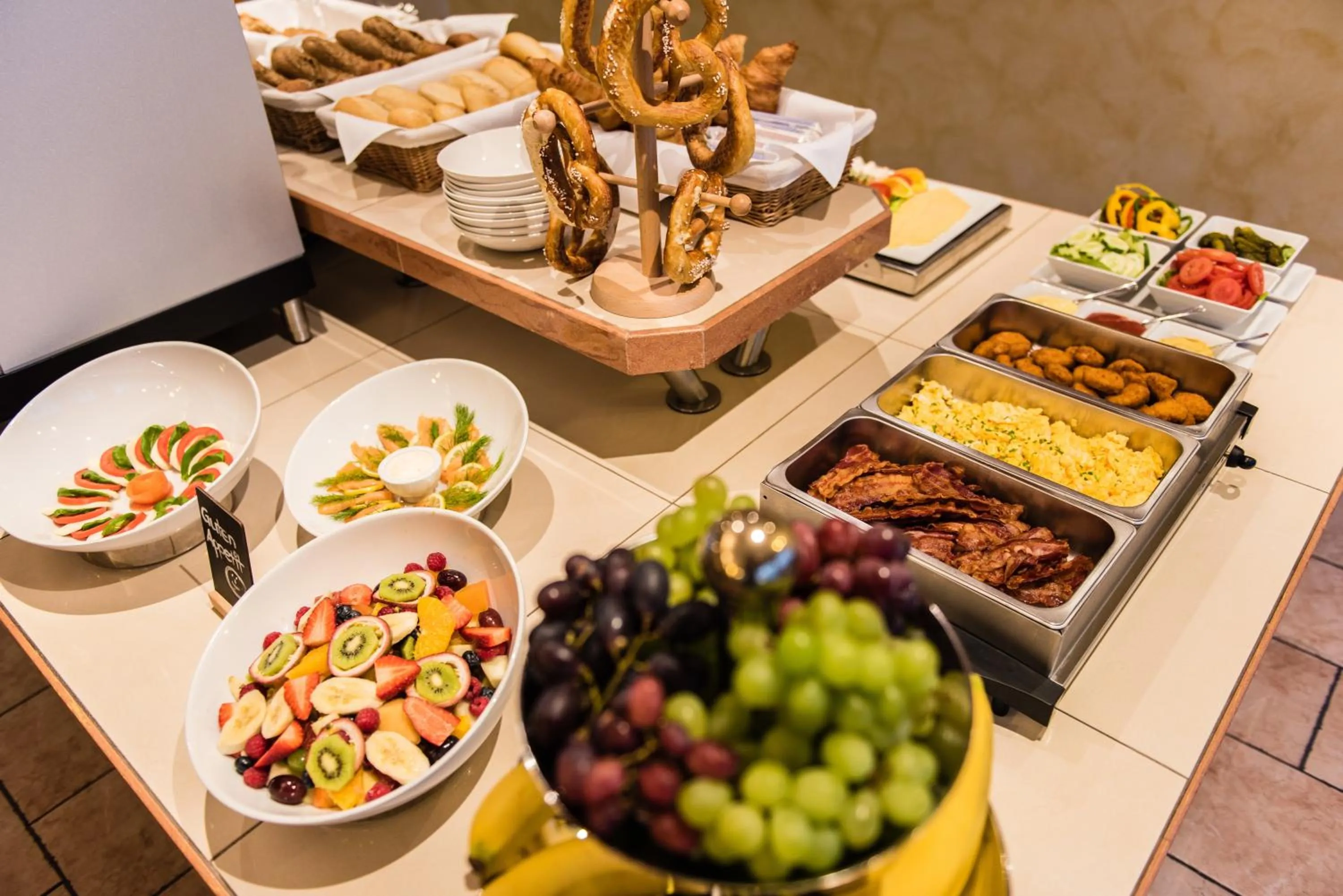 Restaurant/places to eat in Hotel Royal