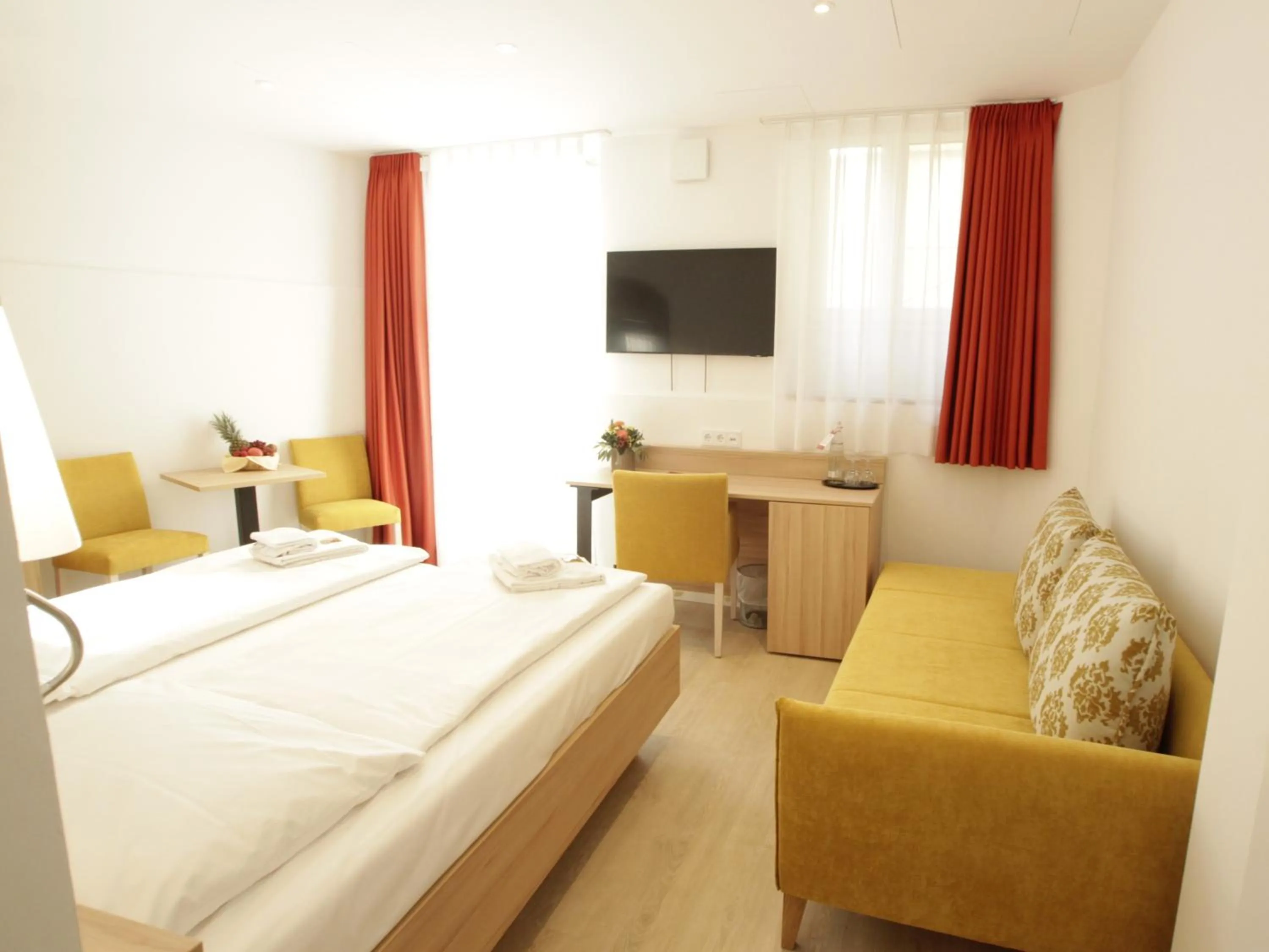 Photo of the whole room, Bed in Hotel ADRIA München