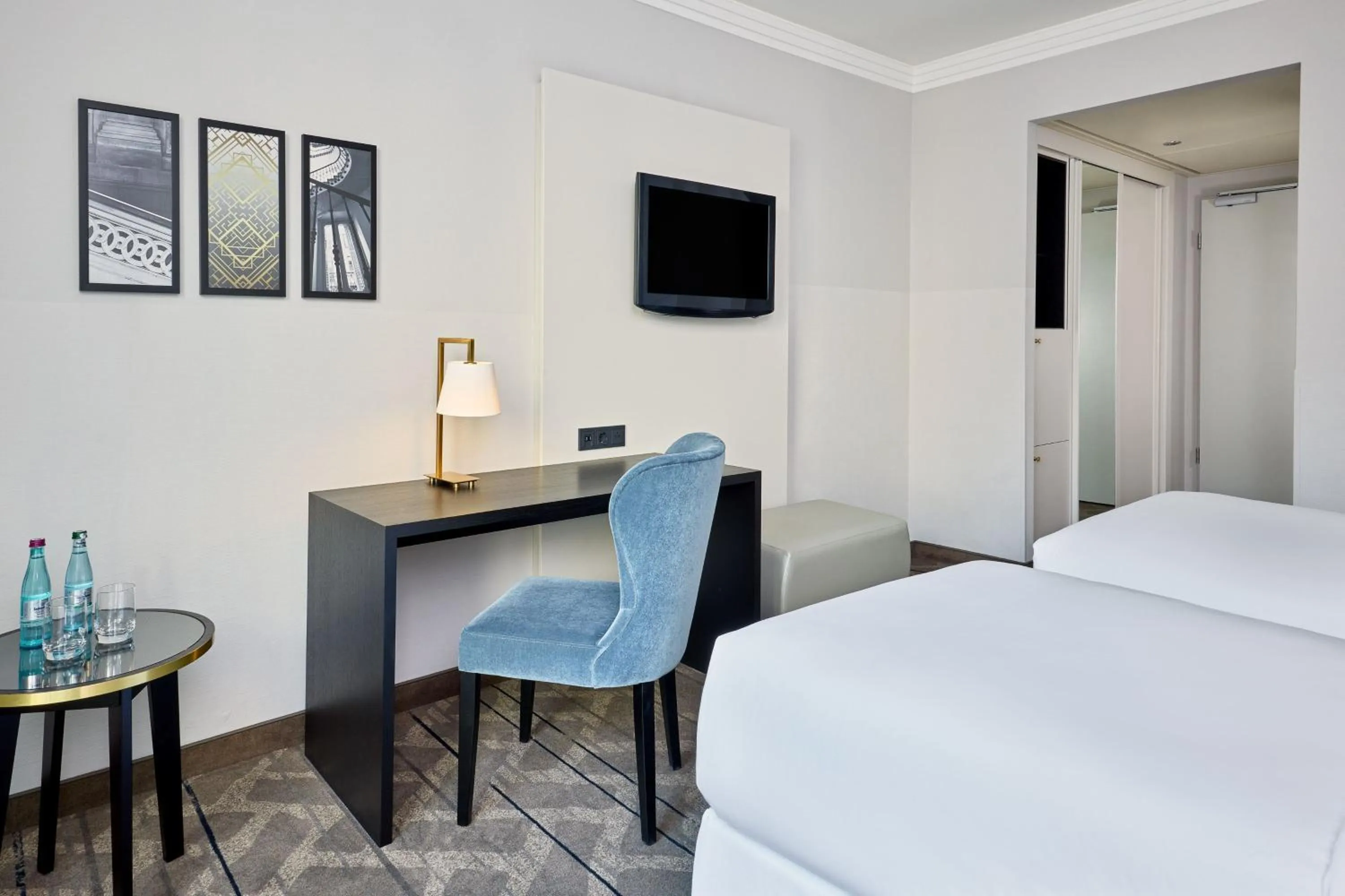 Photo of the whole room, Bed in Sheraton Offenbach Hotel