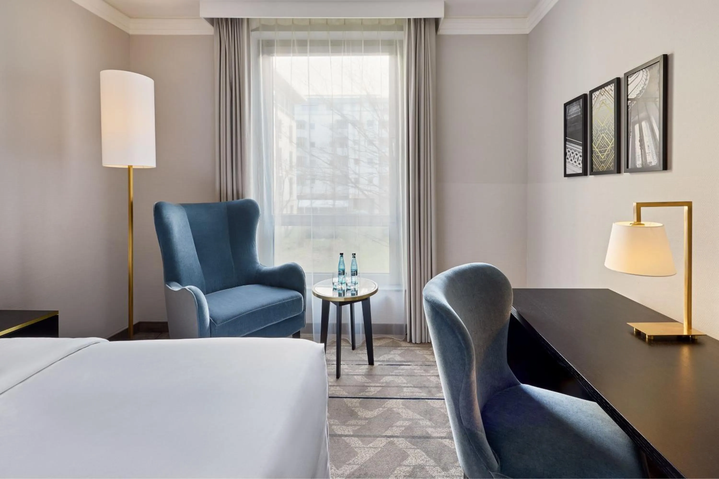 Photo of the whole room, Bed in Sheraton Offenbach Hotel