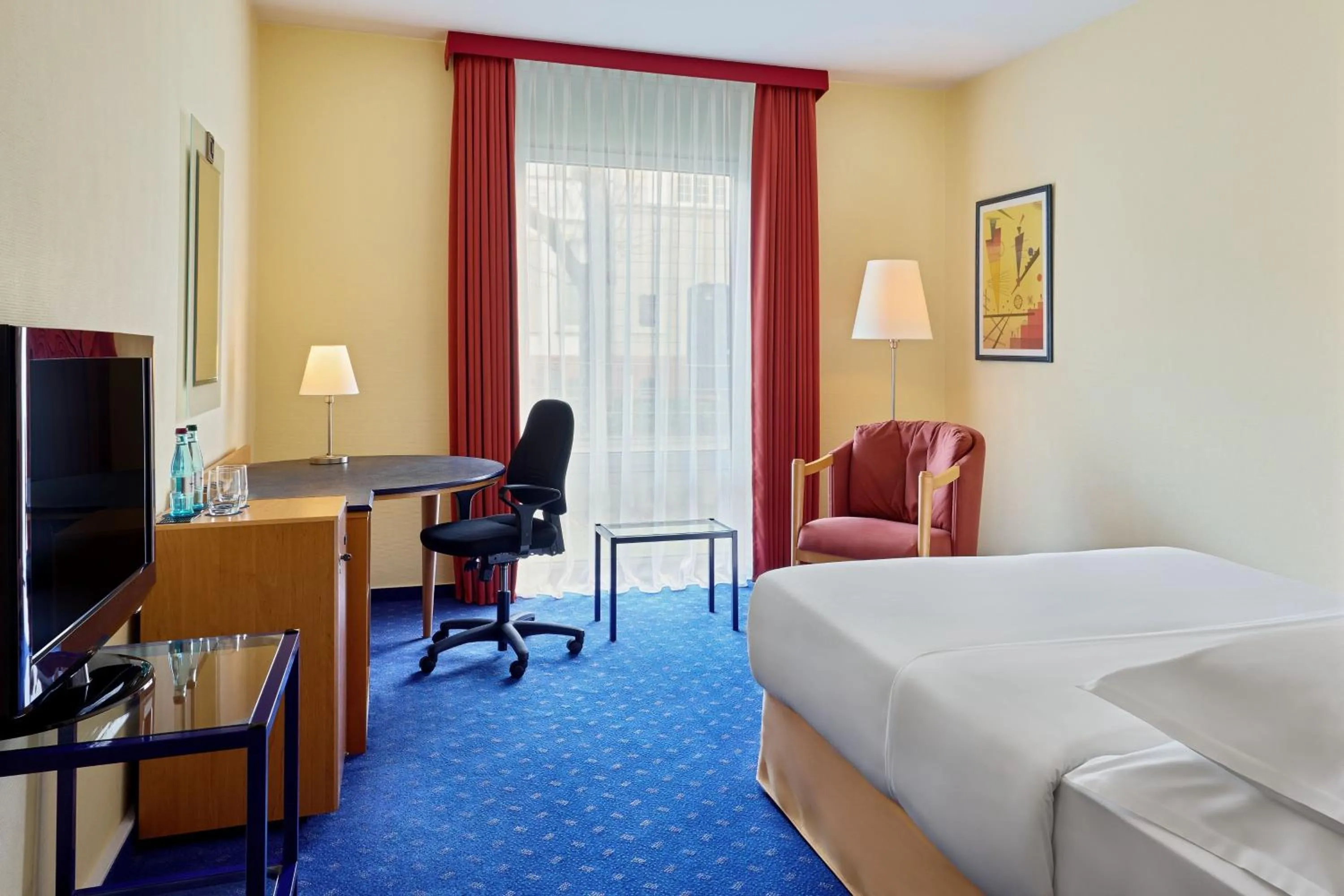 Photo of the whole room, Bed in Sheraton Offenbach Hotel