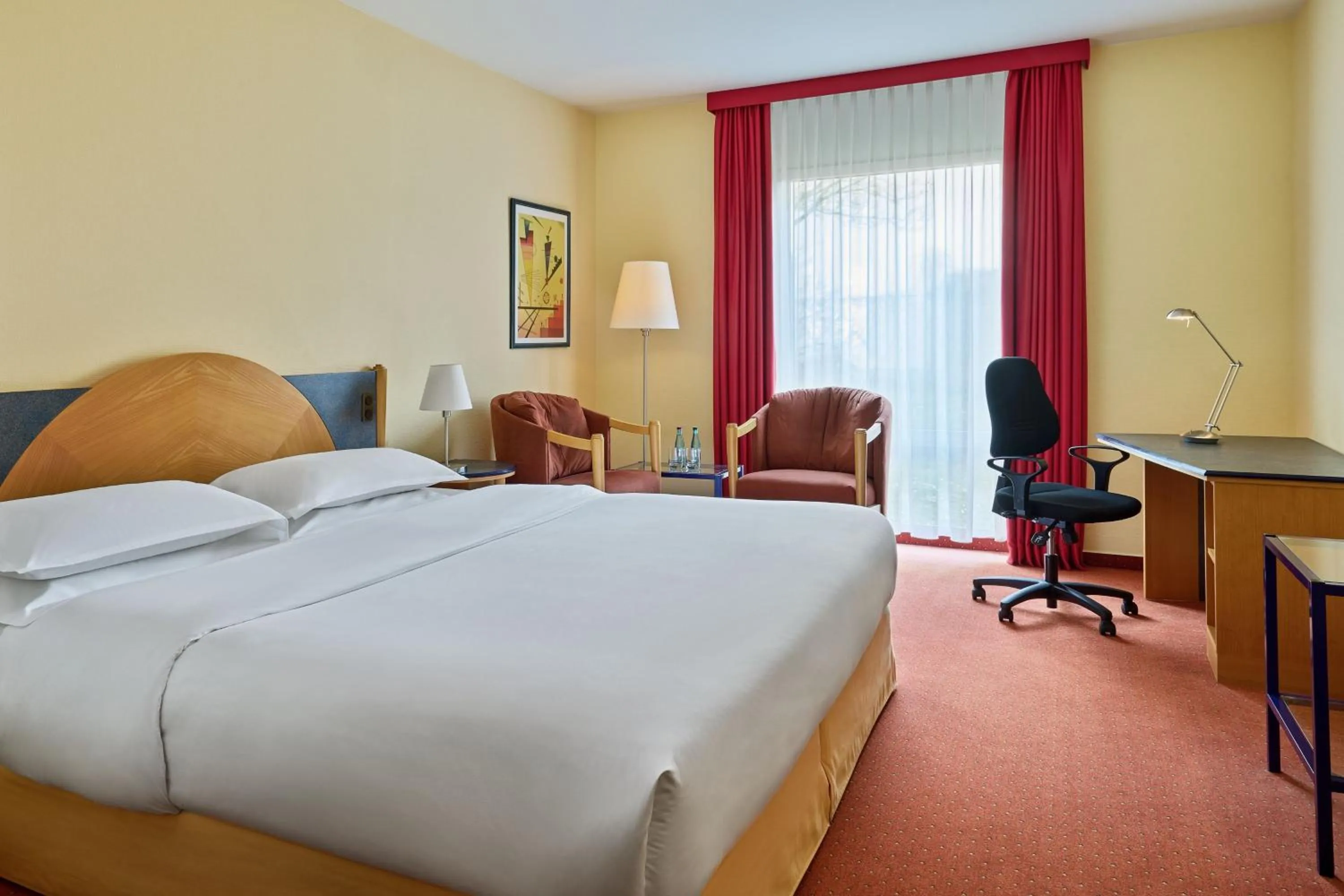 Photo of the whole room, Bed in Sheraton Offenbach Hotel