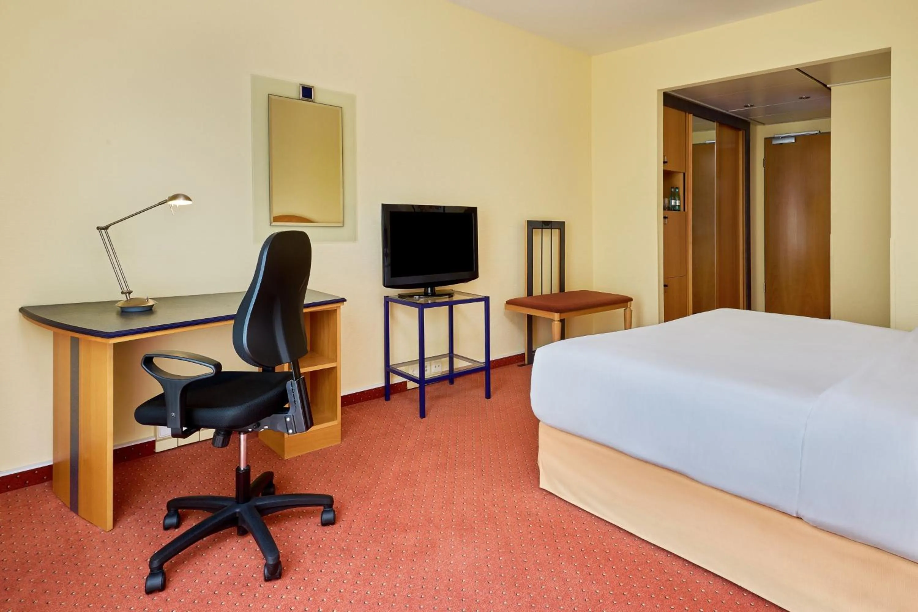 Photo of the whole room, Bed in Sheraton Offenbach Hotel