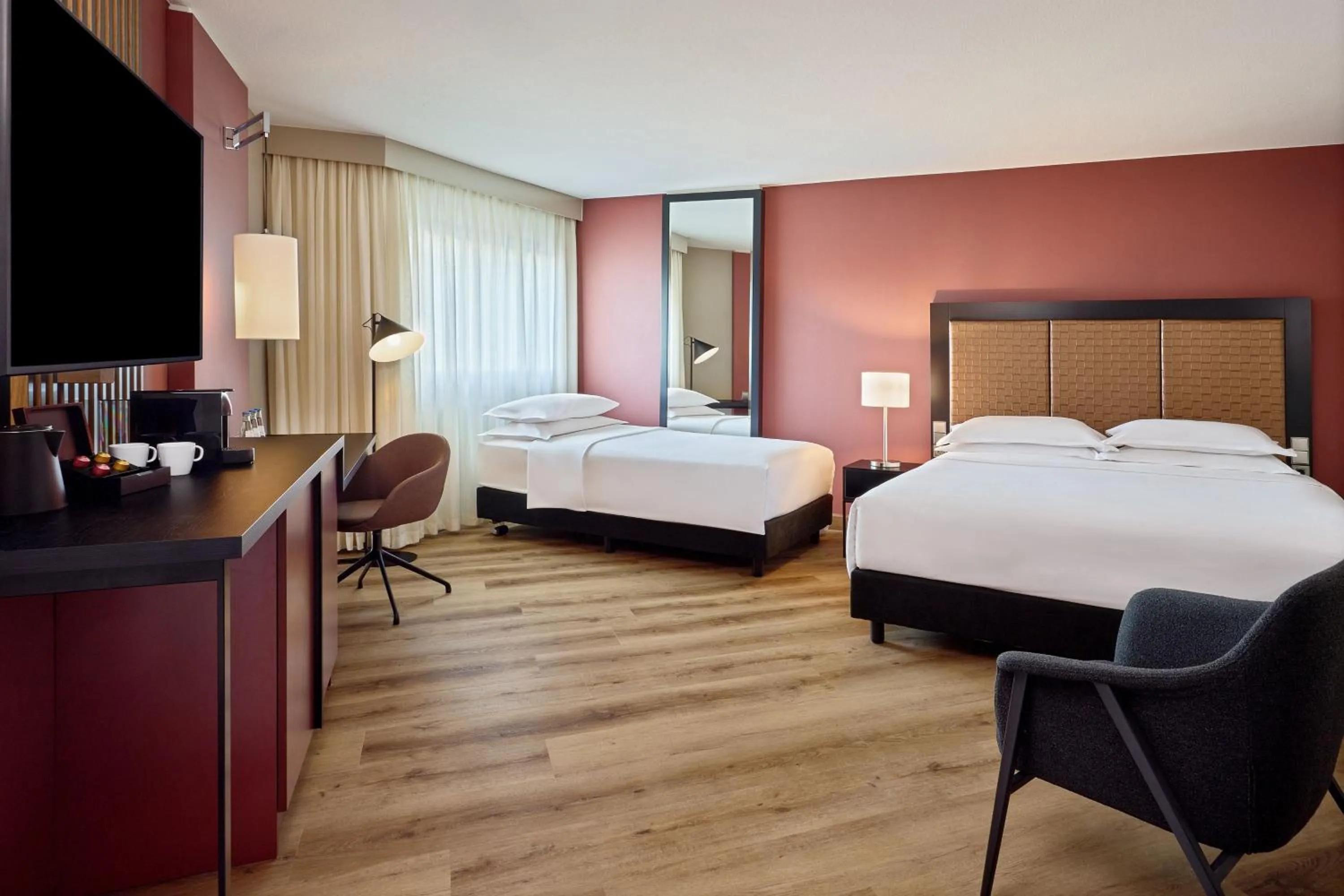 Photo of the whole room, Bed in Sheraton Frankfurt Airport Hotel & Conference Center