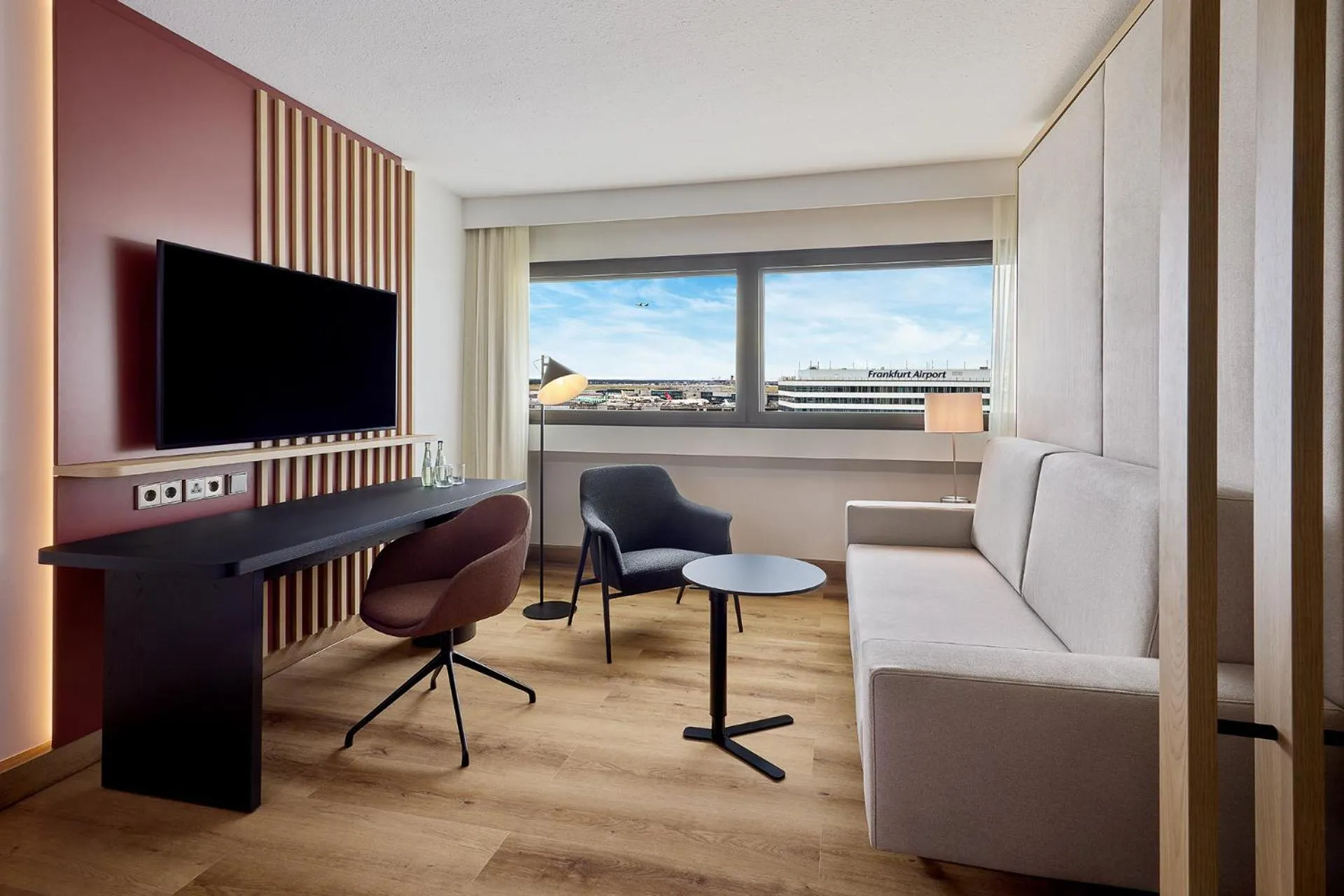 Communal lounge/ TV room in Sheraton Frankfurt Airport Hotel & Conference Center