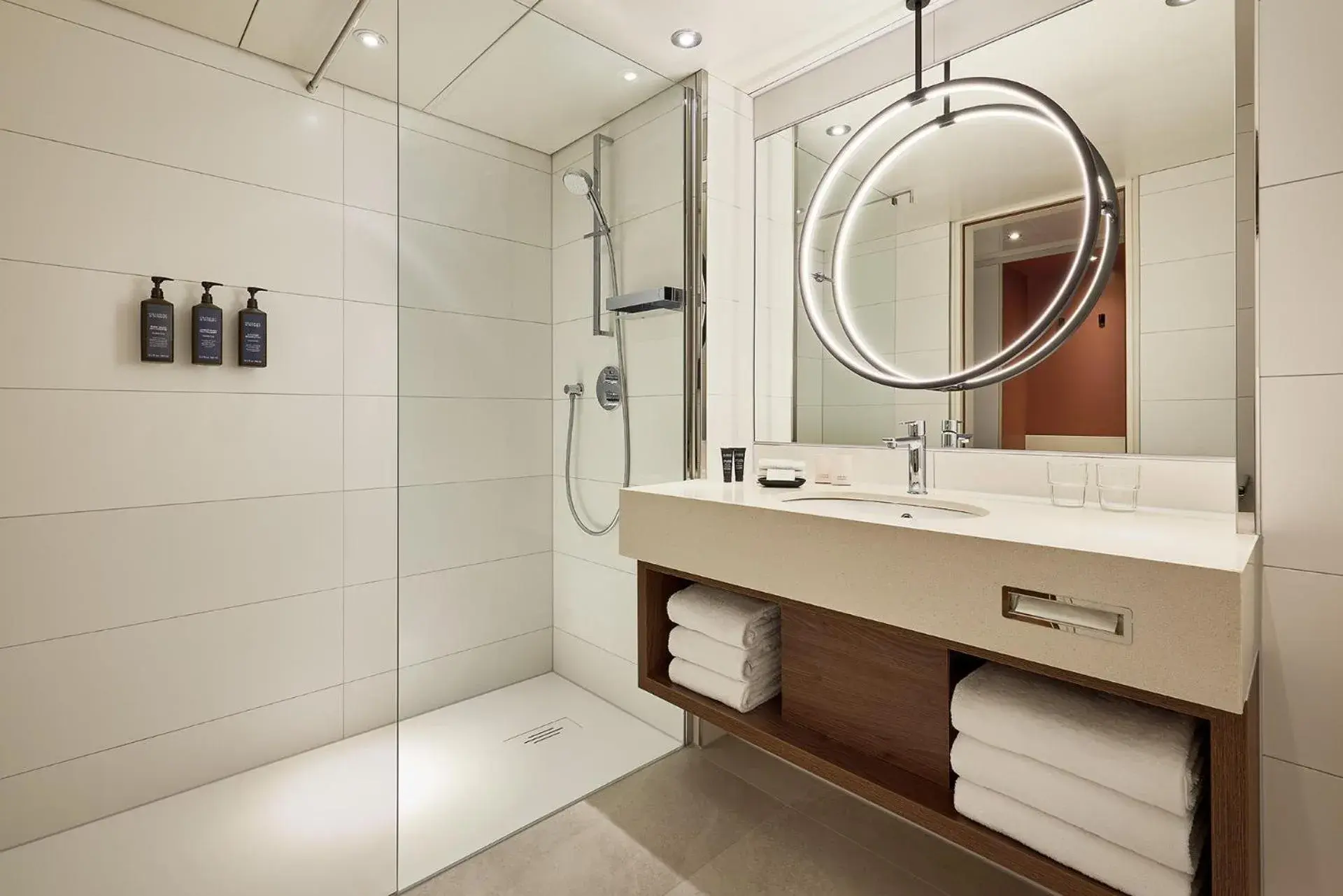 2 Bedroom Apartment with Kitchenette, Bedroom 1: 1 King, Bedroom 2: 1 King Murphy in Sheraton Frankfurt Airport Hotel & Conference Center 2 Bedroom Apartment with Kitchenette, Bedroom 1: 1 King, Bedroom 2: 1 King Murphy in Sheraton Frankfurt Airport Hotel & Conference Center