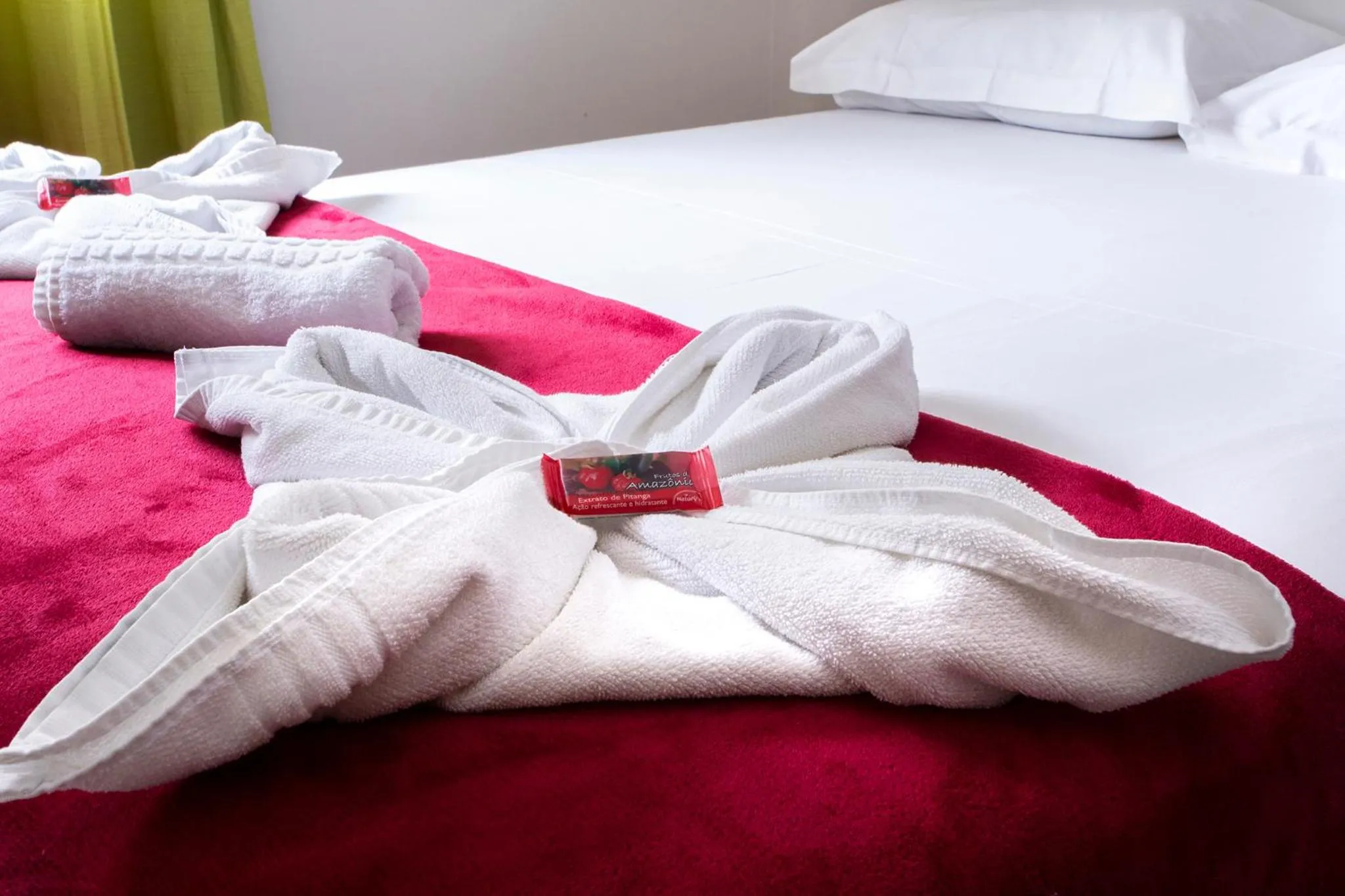 towels, Bed in Pousada Guarubela Veloso
