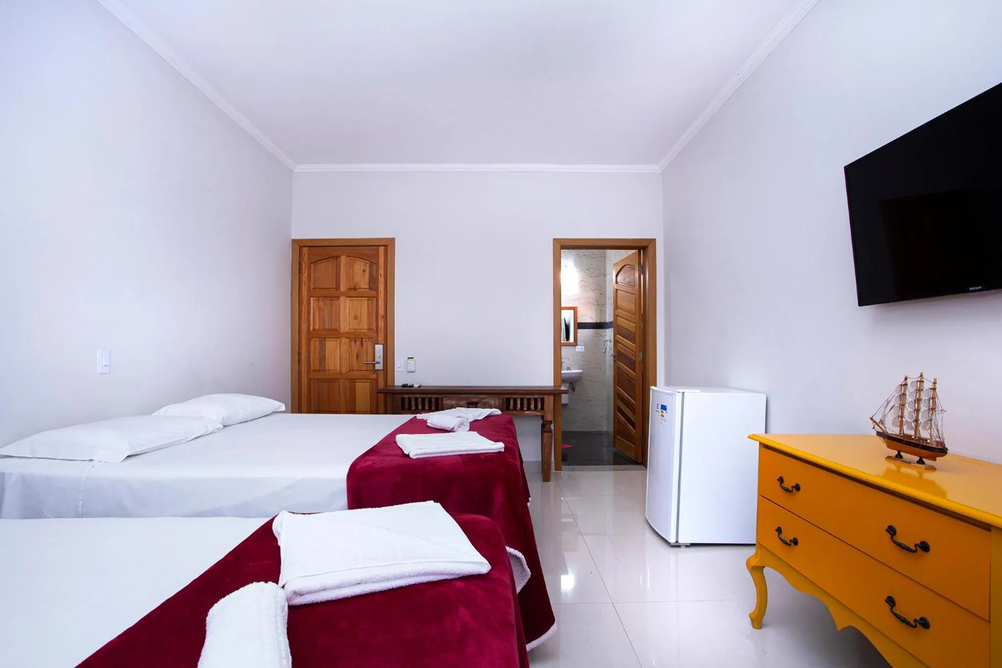 Photo of the whole room, Bed in Pousada Guarubela Veloso