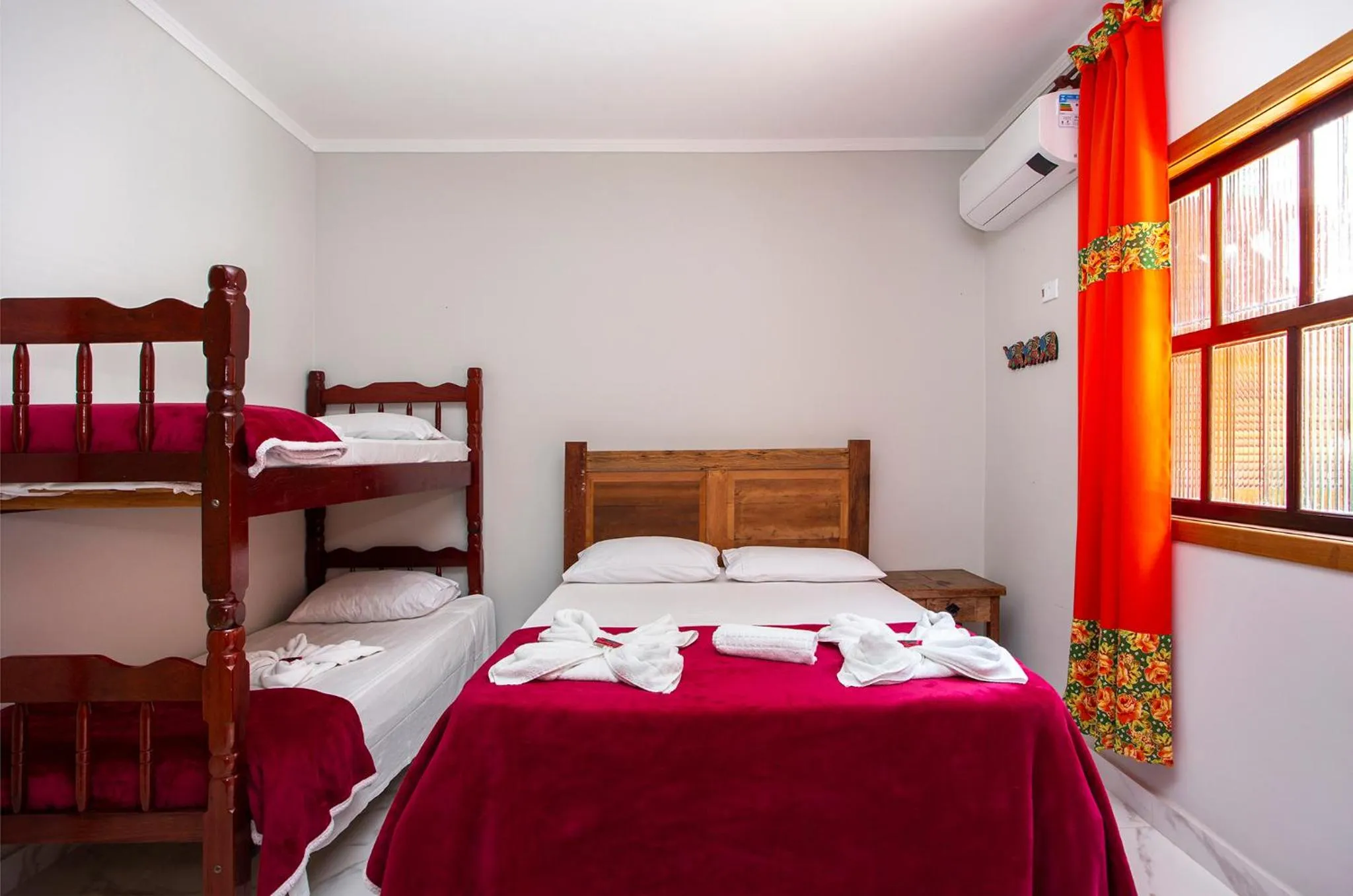 Photo of the whole room, Bed in Pousada Guarubela Veloso