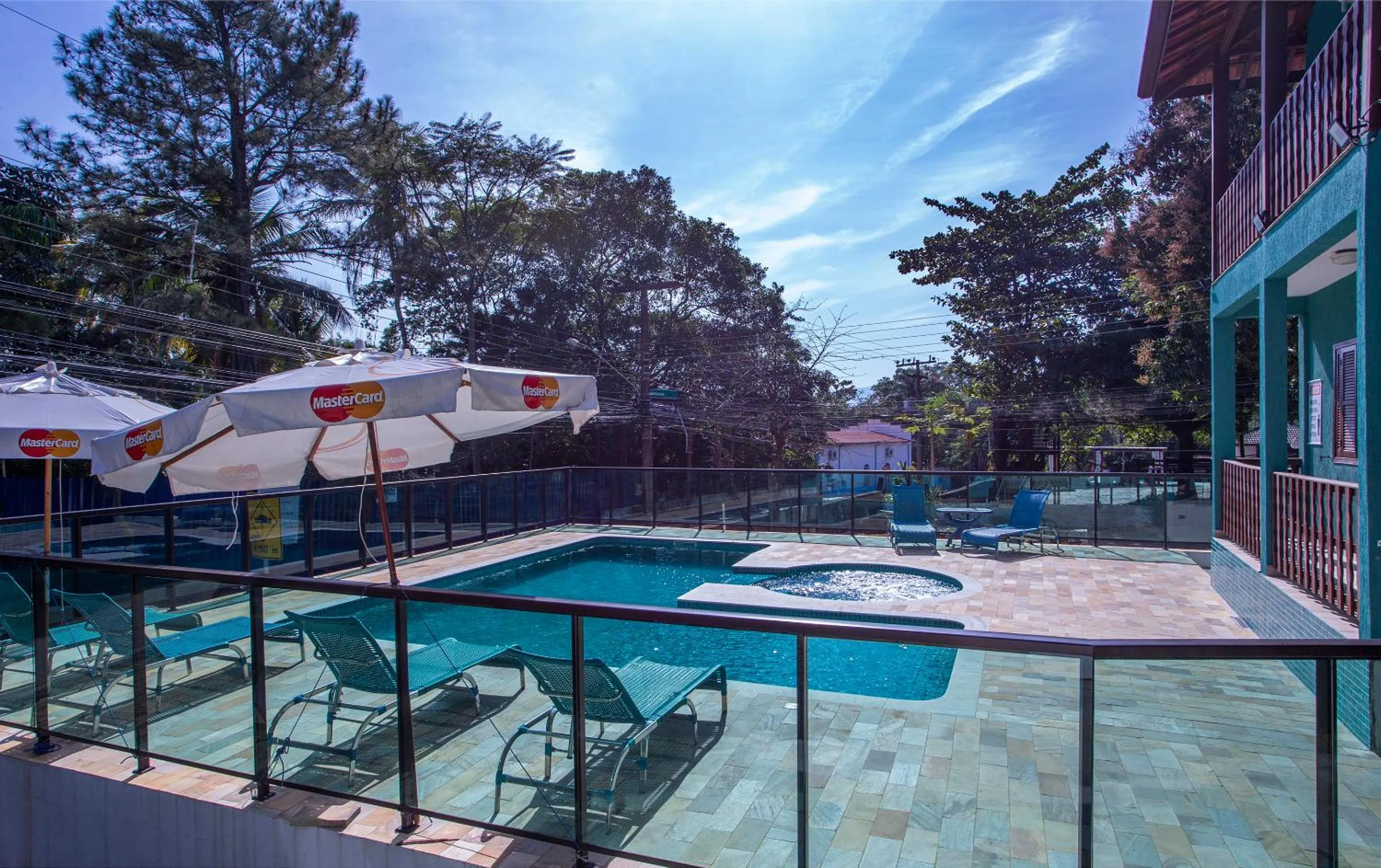 Swimming pool in Pousada Guarubela Veloso