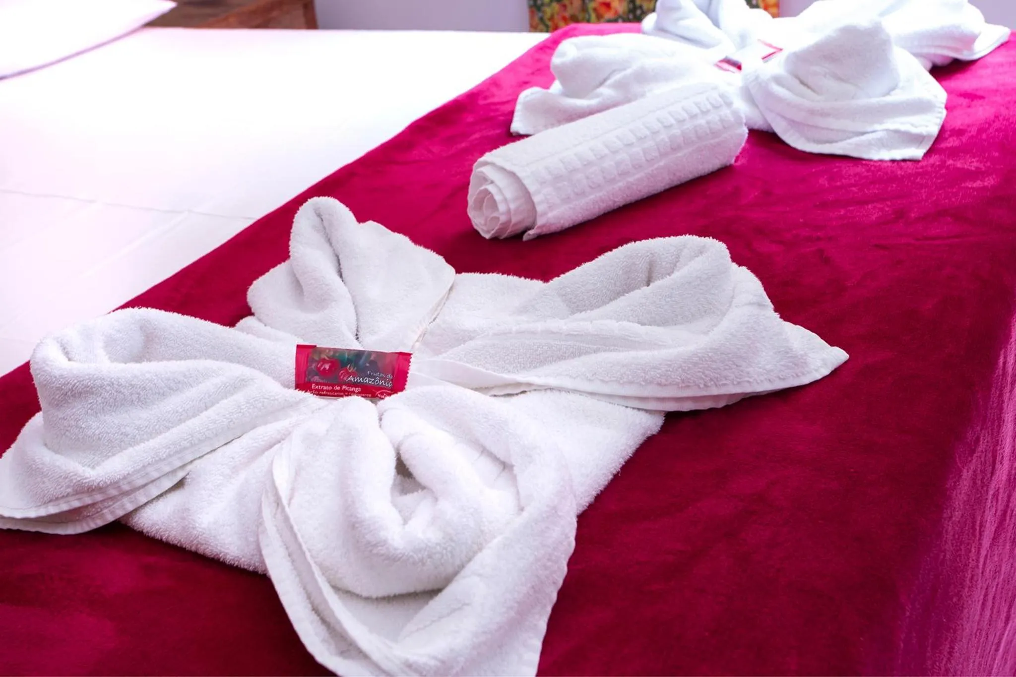 towels, Bed in Pousada Guarubela Veloso