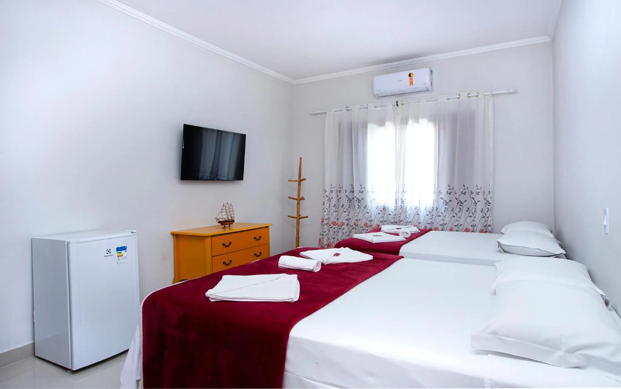Photo of the whole room, Bed in Pousada Guarubela Veloso
