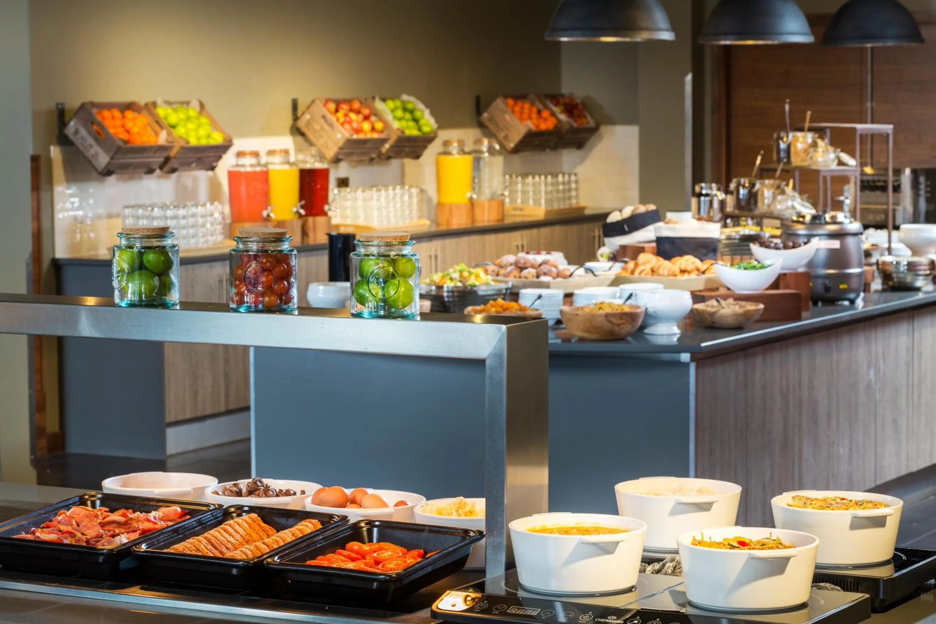 Food and drinks in Radisson RED London Heathrow