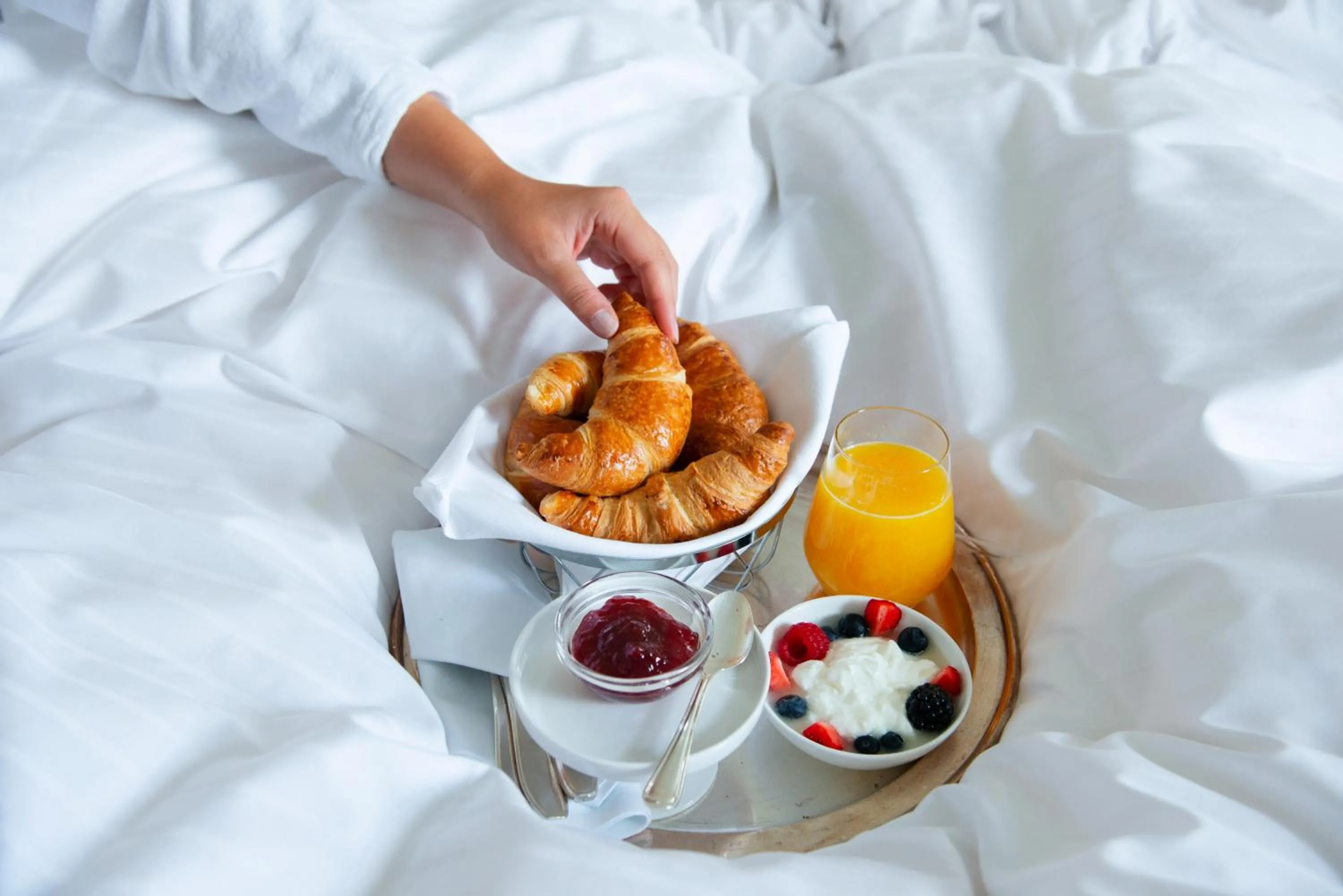 Breakfast, Bed in Hotel Nassauer Hof