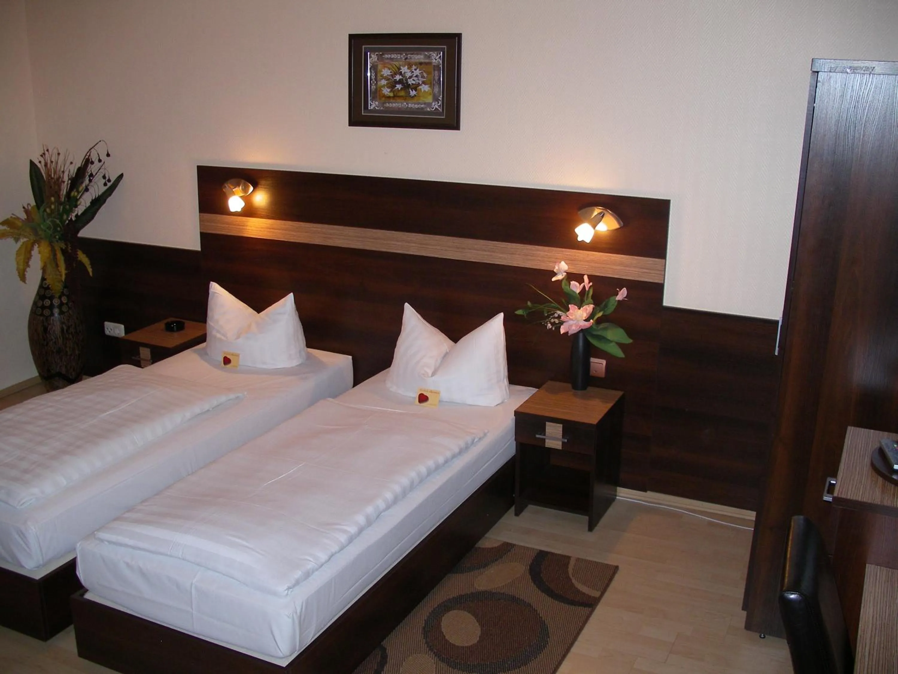 Bed in Hotel Elbe Street 34