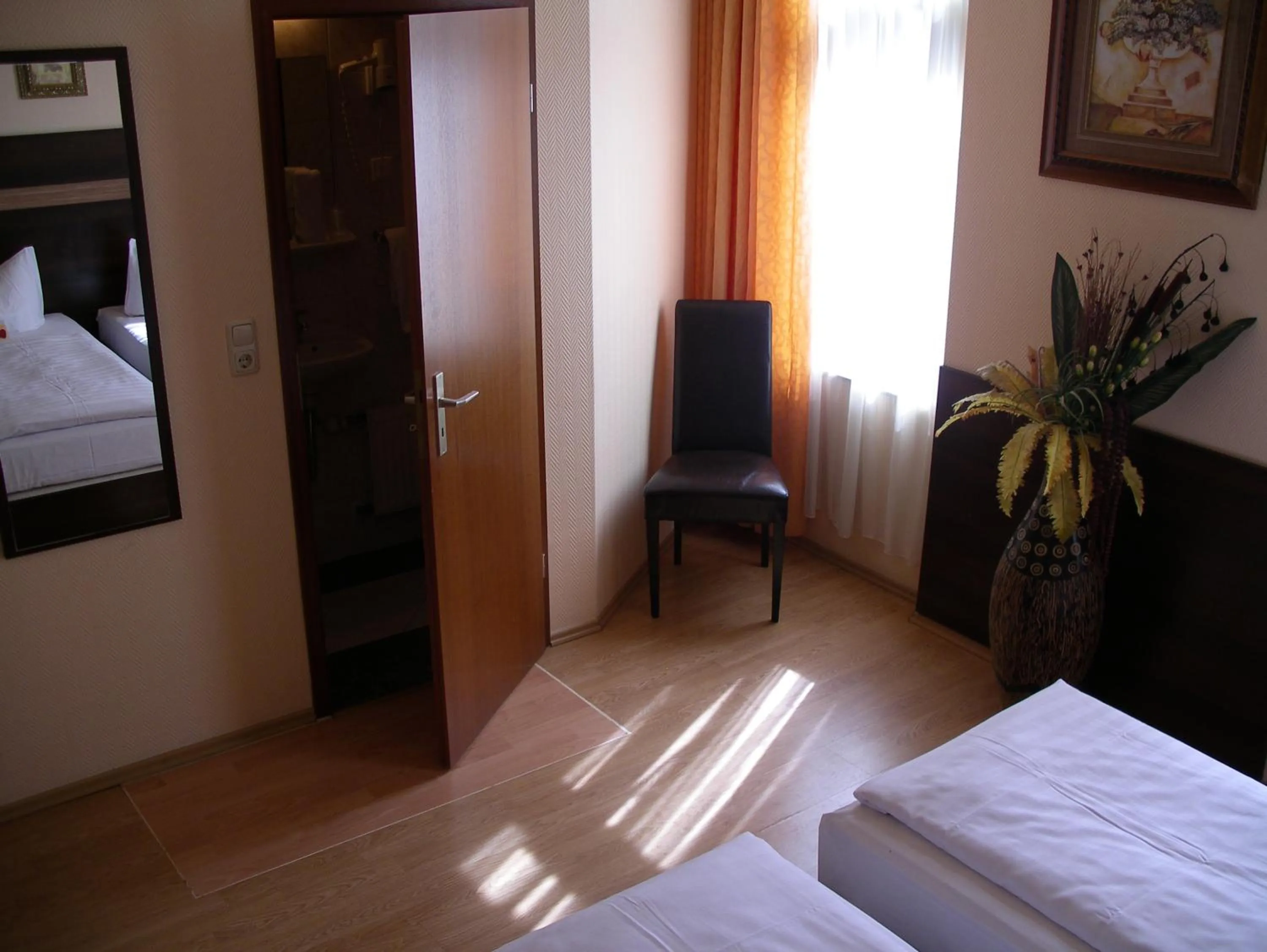 Photo of the whole room, Bed in Hotel Elbe Street 34