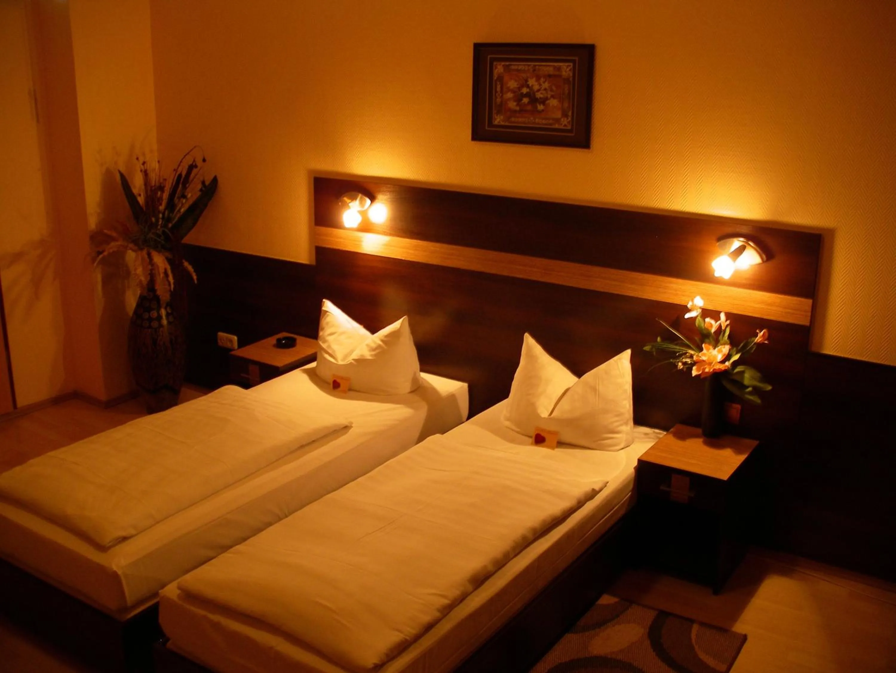 Bed in Hotel Elbe Street 34