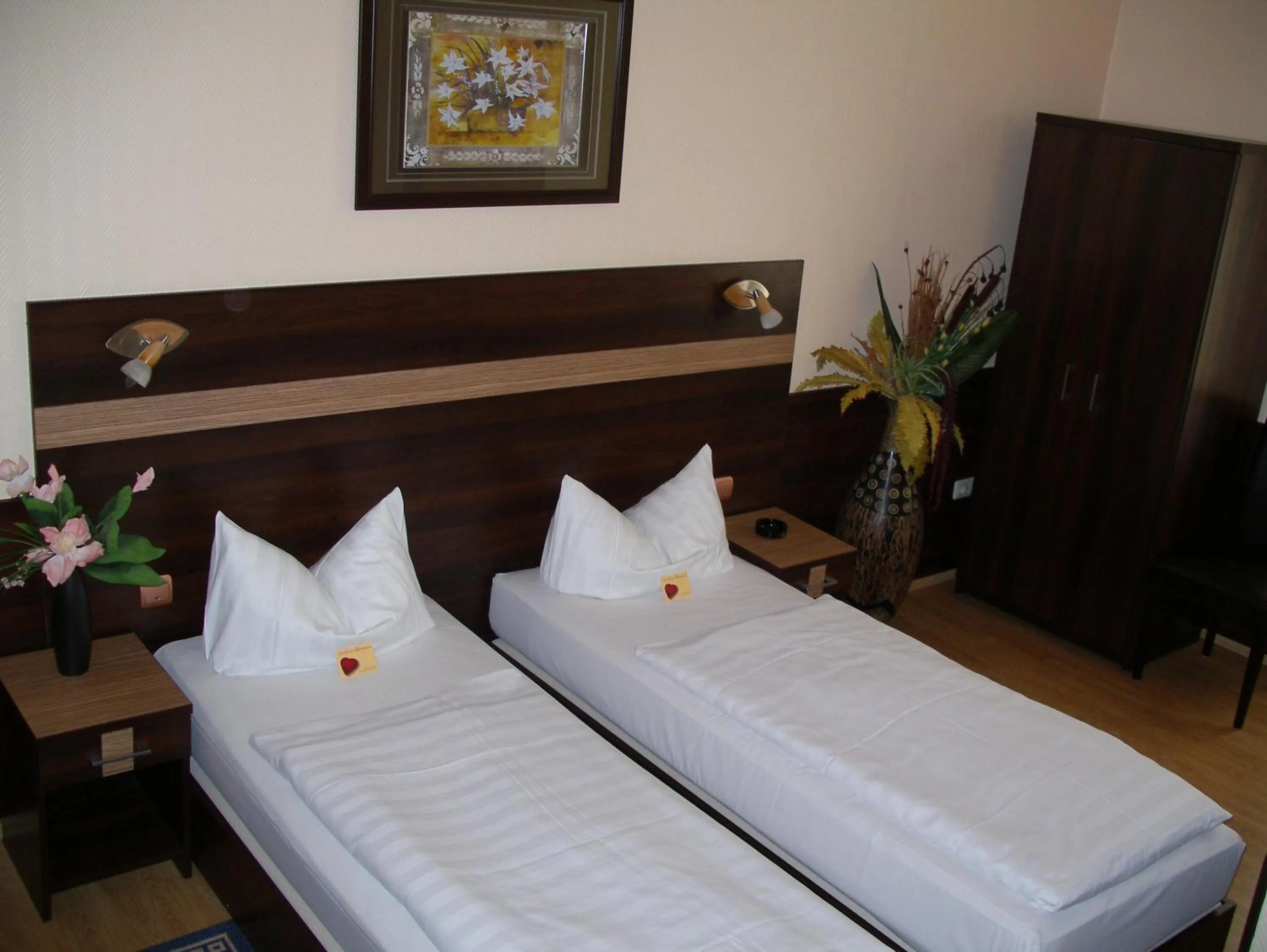 Bed in Hotel Elbe Street 34