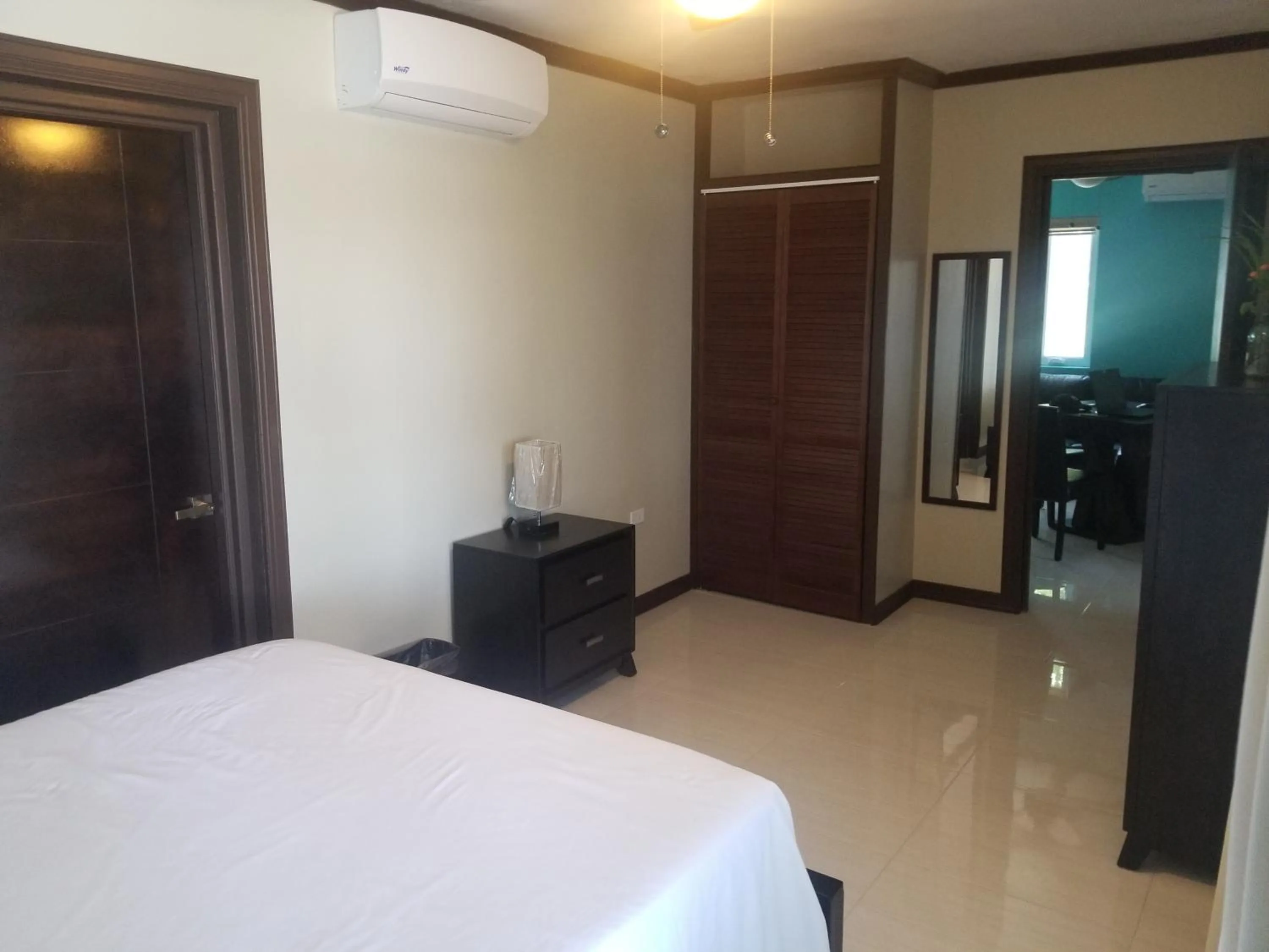 Photo of the whole room, Bed in Inn The Town