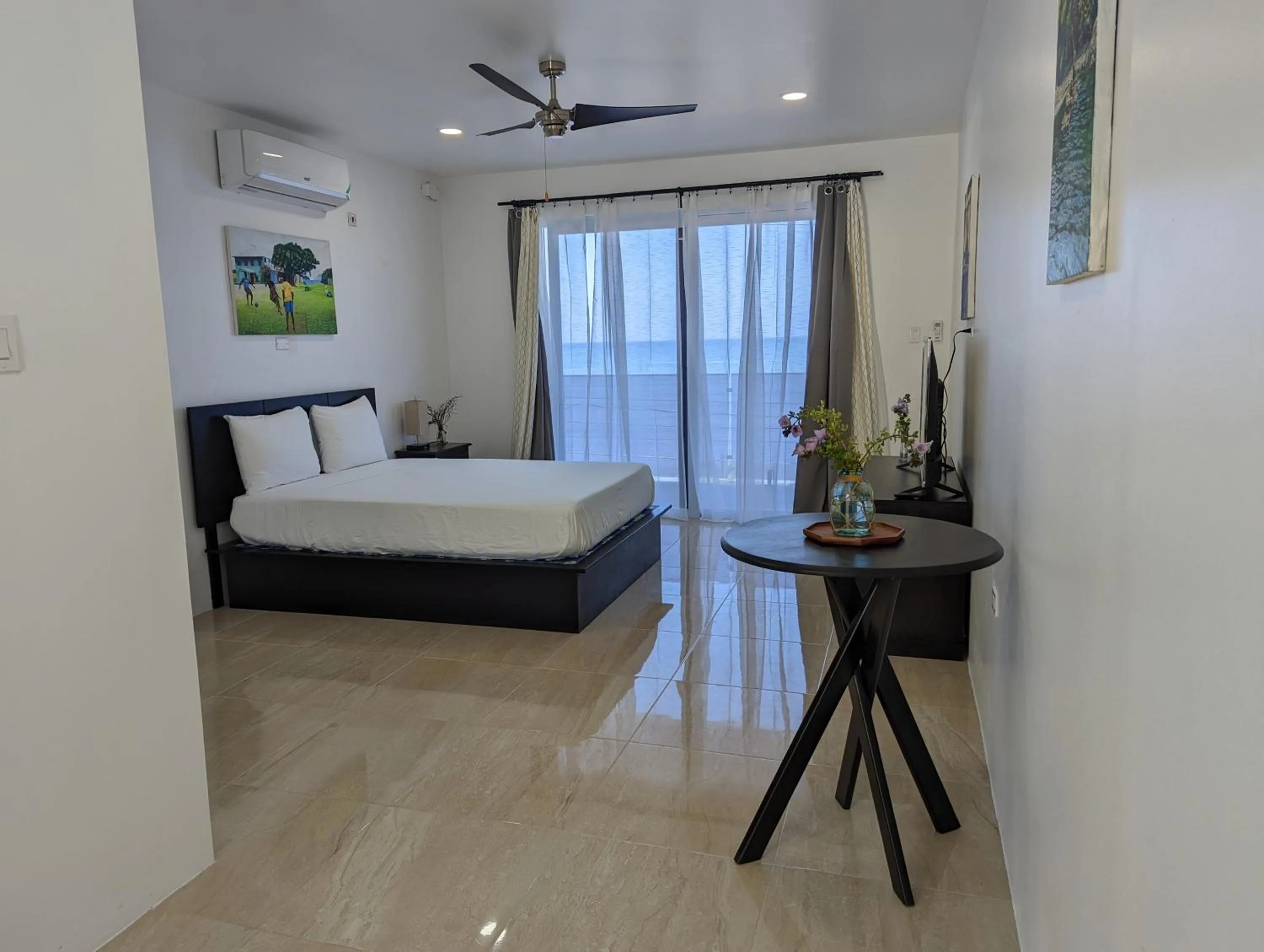 Photo of the whole room, Bed in Inn The Town