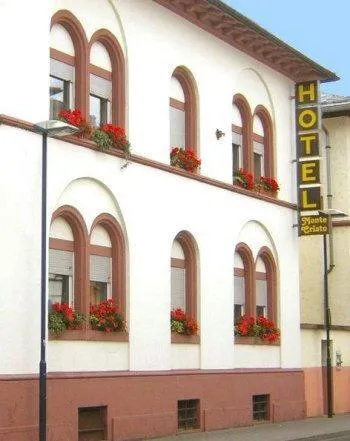 Facade/entrance in Hotel Monte Cristo