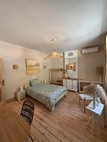 Bed in Le Jardin Des Secrets "Gites et chambres à louer"