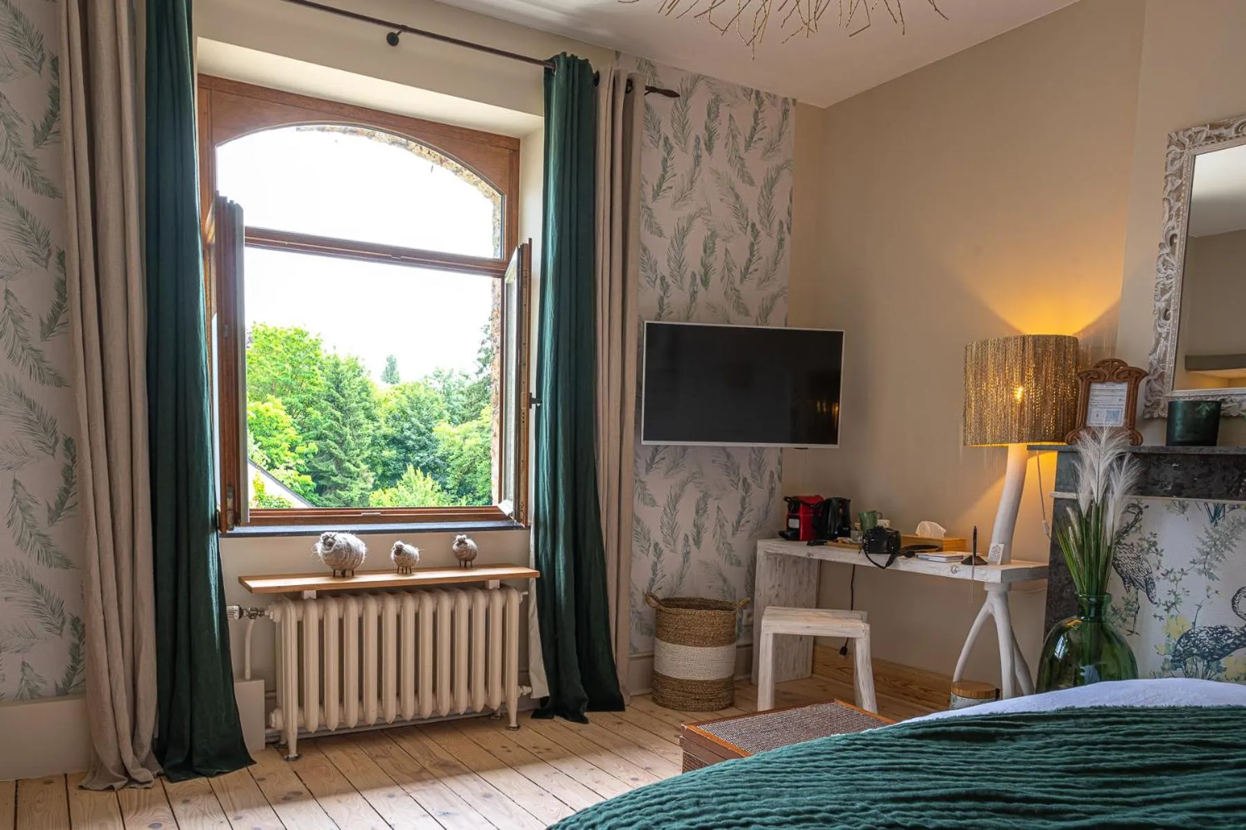 Bed in Le Jardin Des Secrets "Gites et chambres à louer"