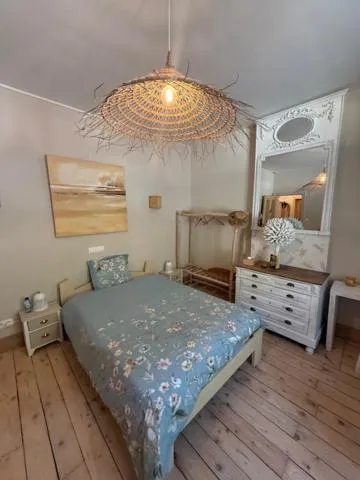 Bed in Le Jardin Des Secrets "Gites et chambres à louer"