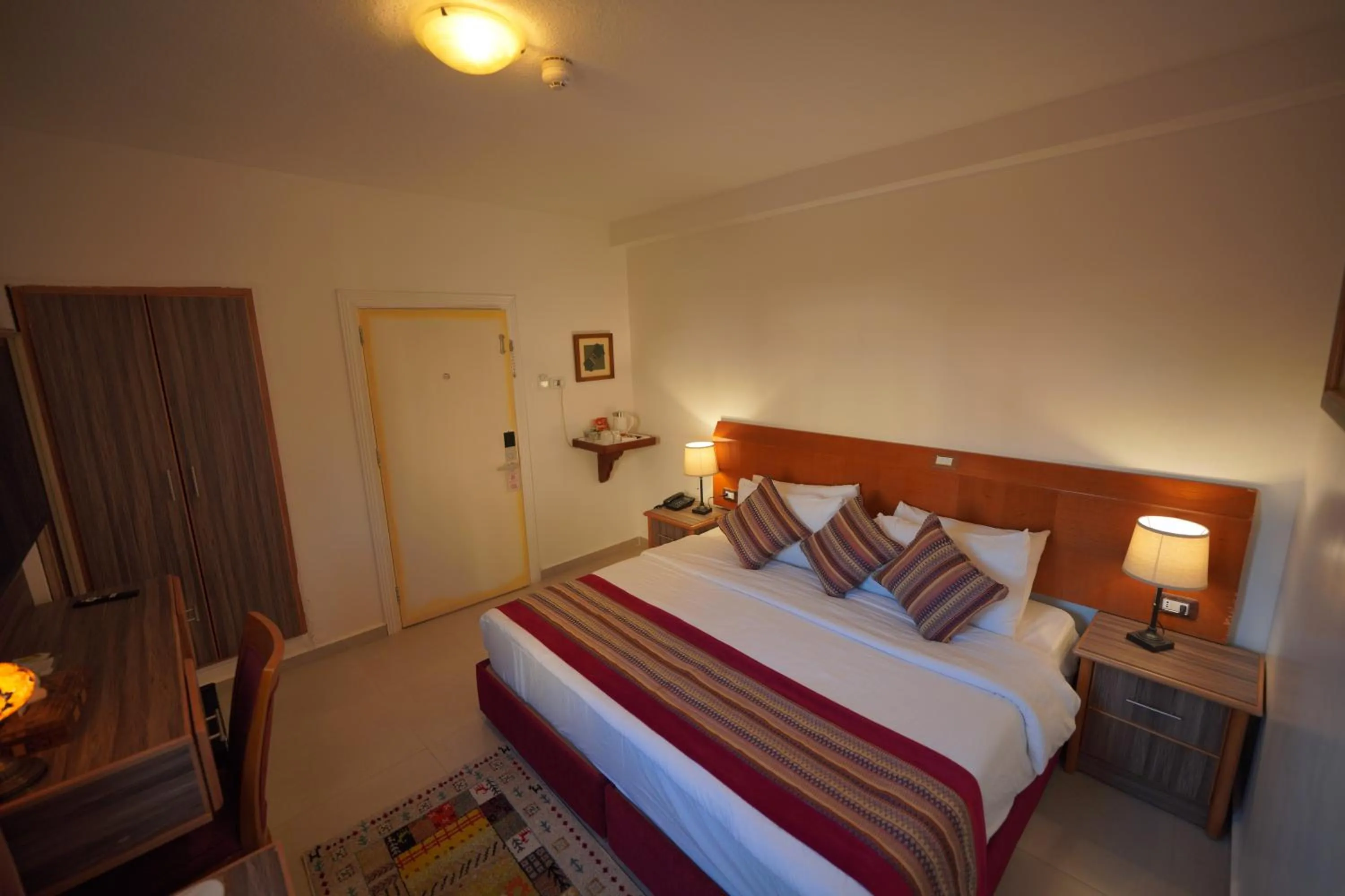 Bedroom, Bed in Petra Plaza Hotel