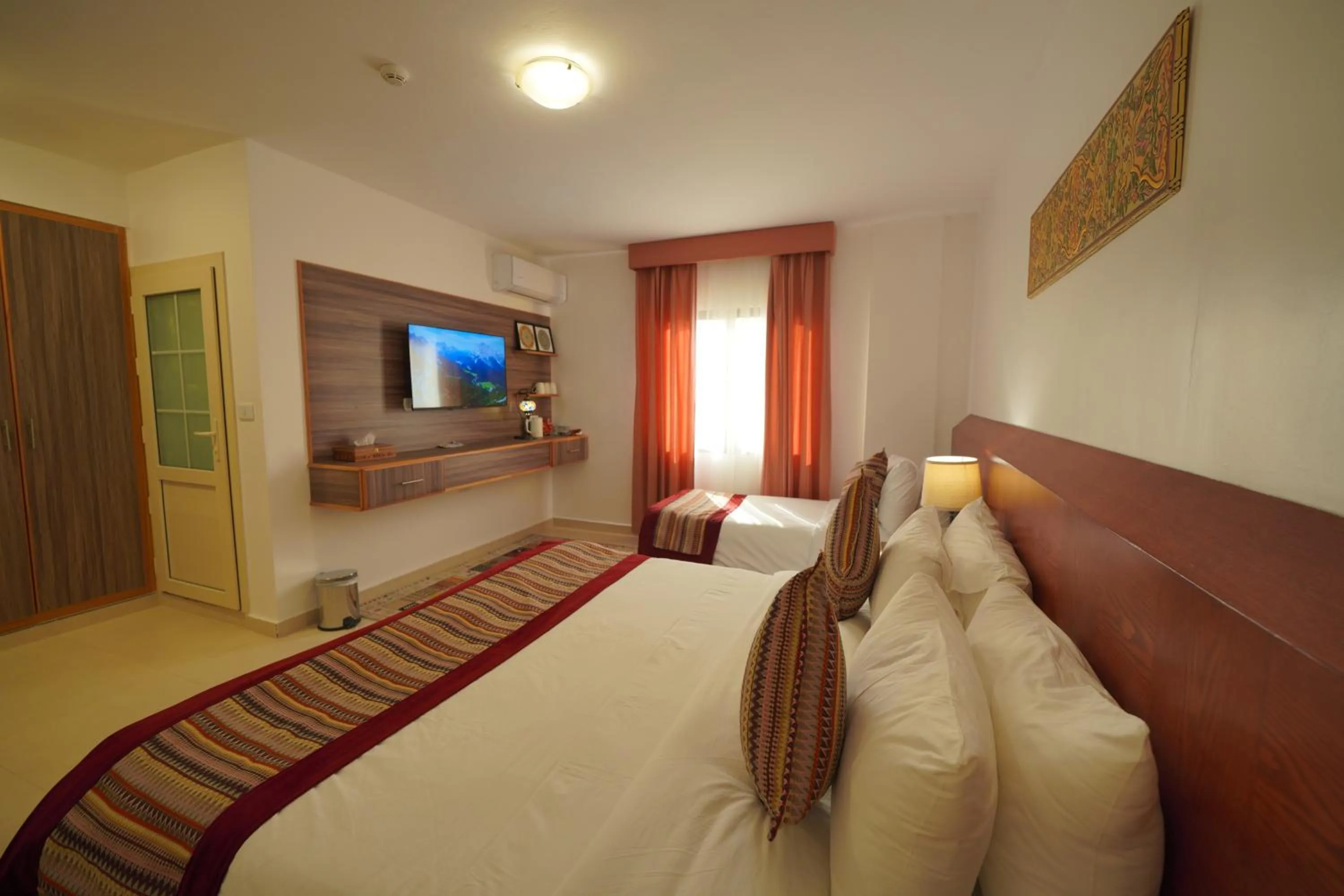 Bedroom, Bed in Petra Plaza Hotel