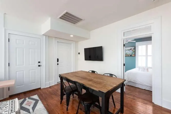 TV and multimedia in The Quarters on Spring