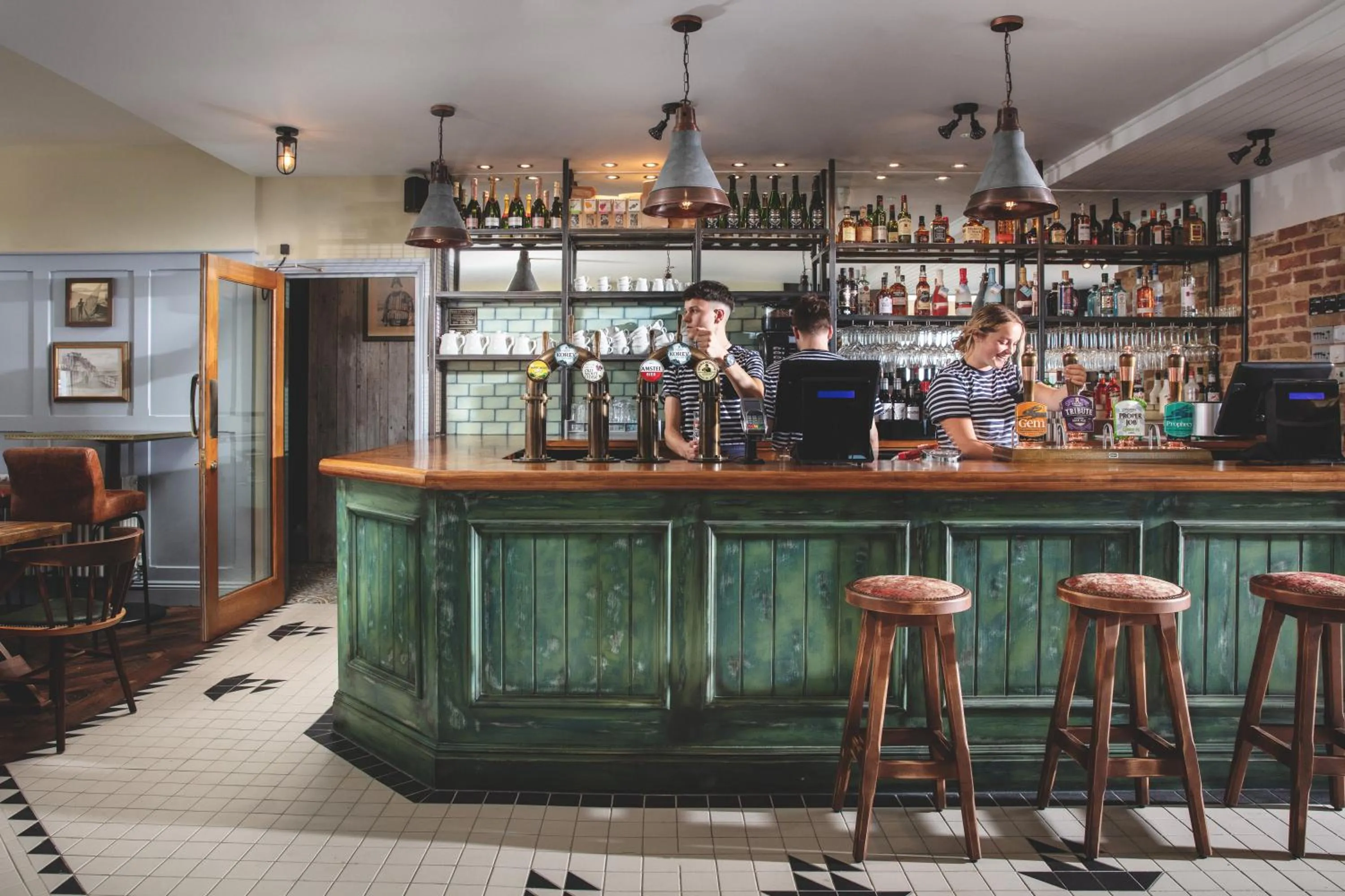 Lounge or bar in Rock Point Inn