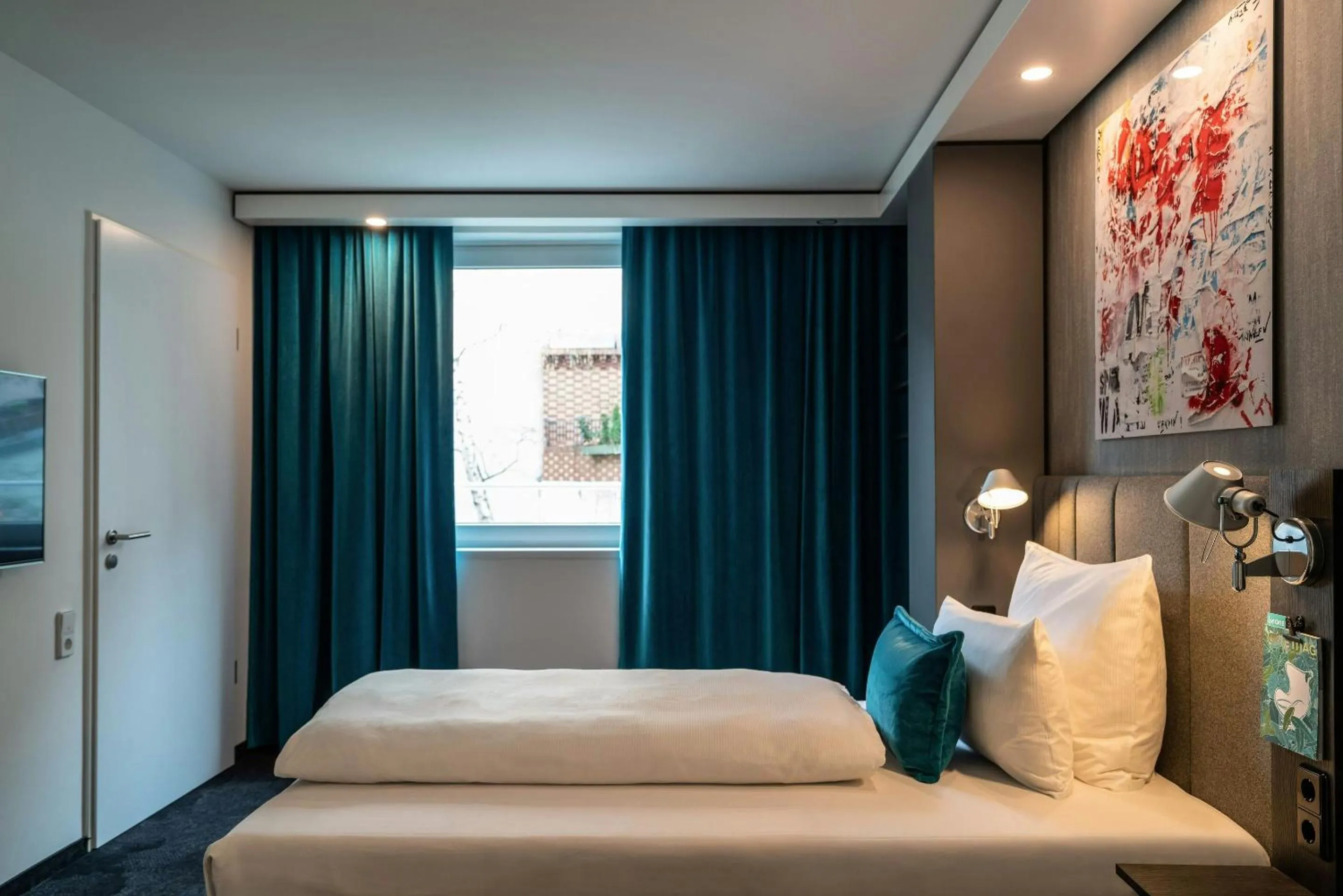 Photo of the whole room, Bed in Motel One Berlin Mitte