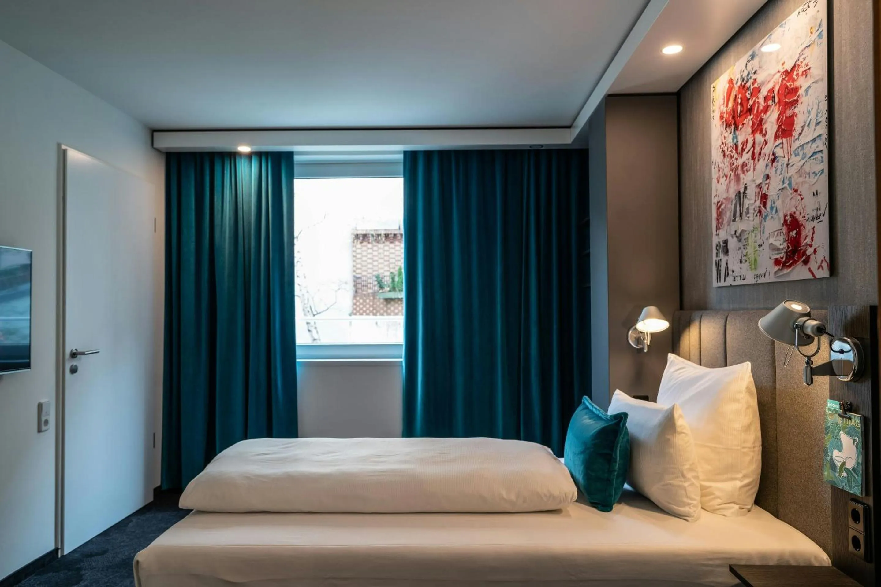Photo of the whole room, Bed in Motel One Berlin Mitte