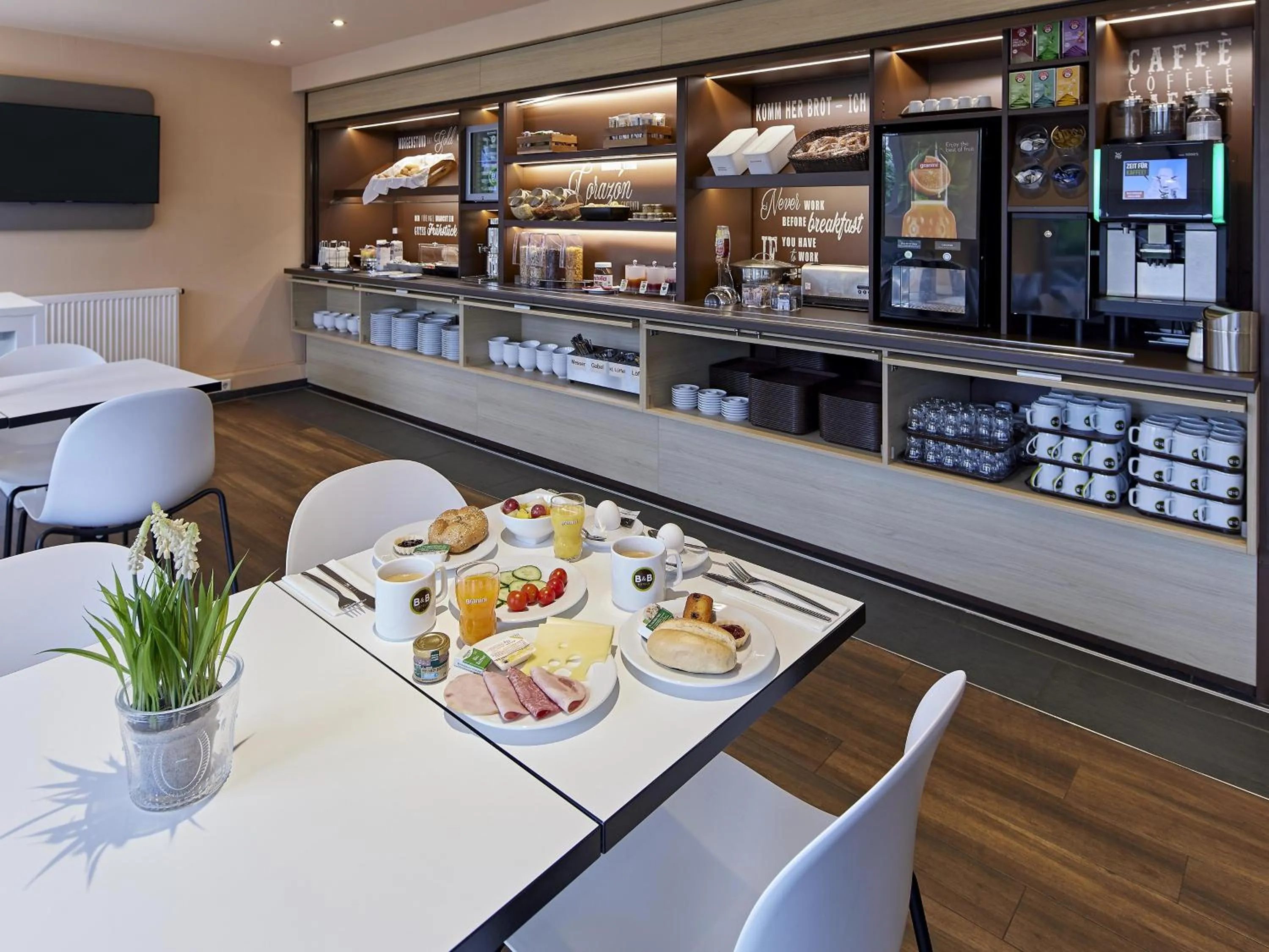 Restaurant/places to eat in B&B Hotel Köln-West