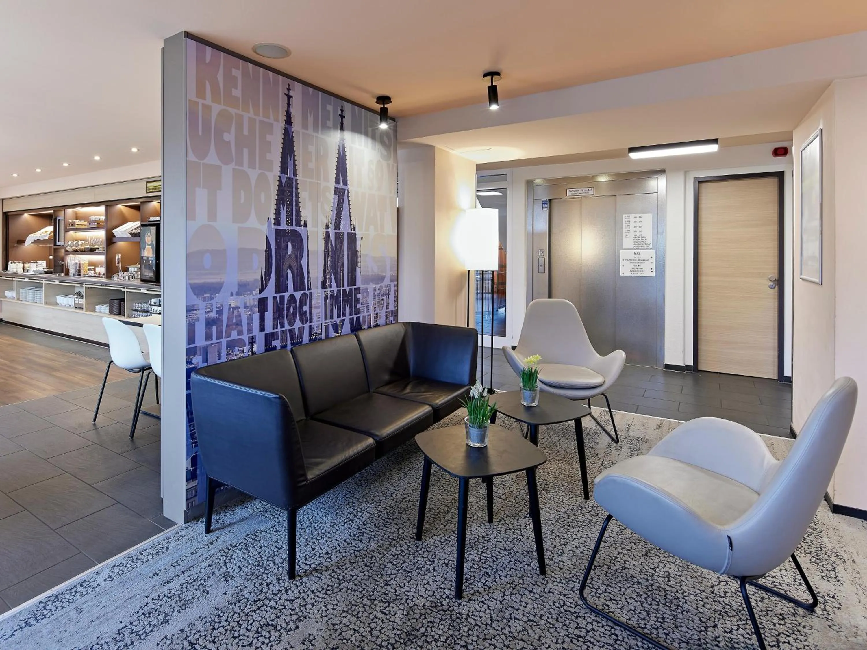 Lobby or reception in B&B Hotel Köln-West