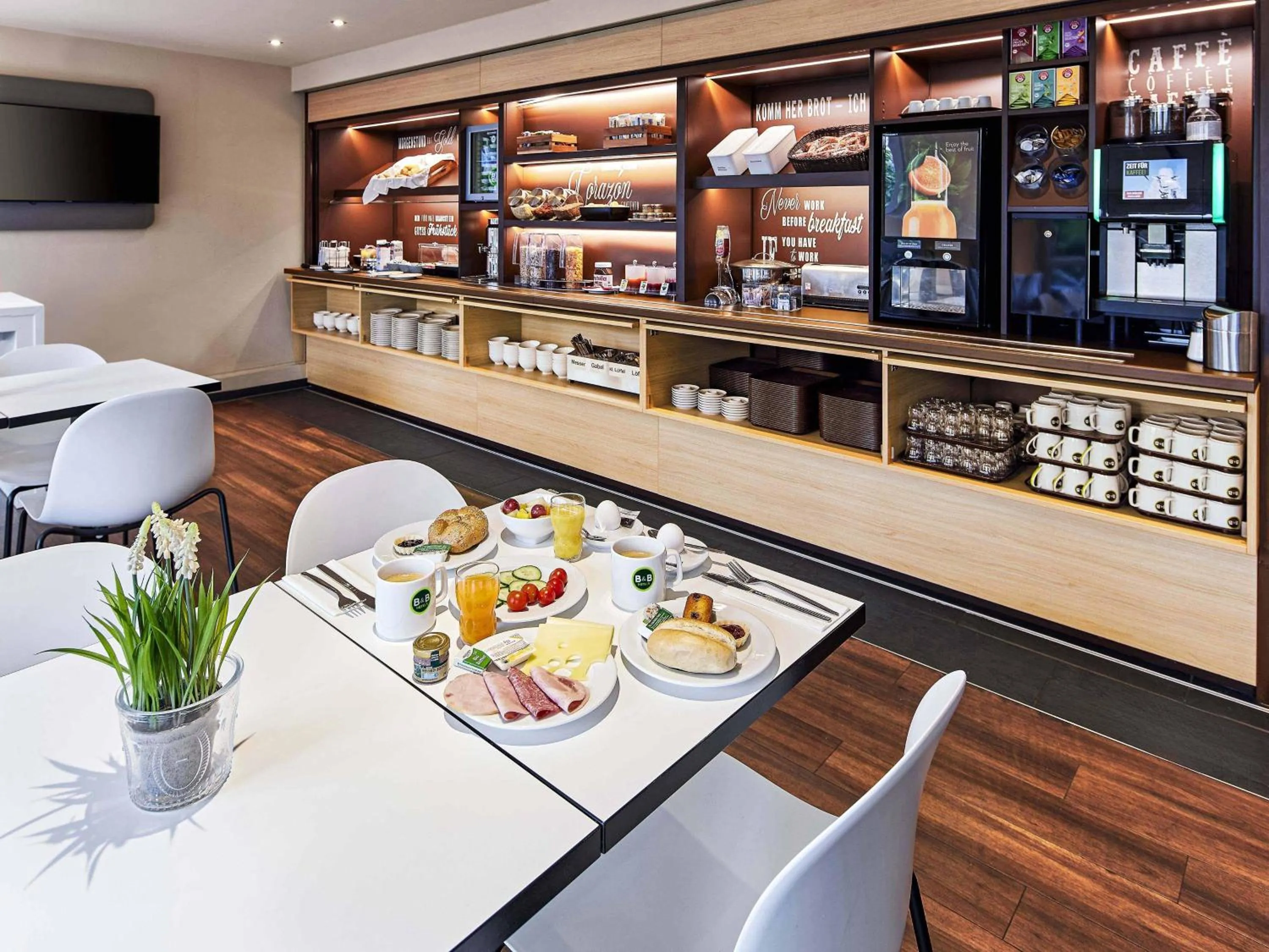 Restaurant/places to eat in B&B Hotel Köln-West